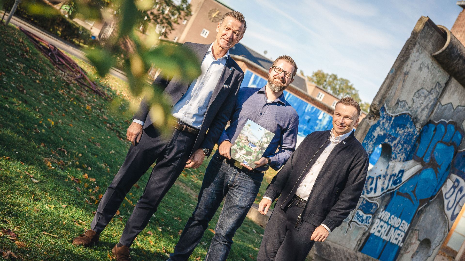 Thomas E. Herrich, Fabian Drescher und Colin Jahn präsentieren den Nachhaltigkeitsbericht.