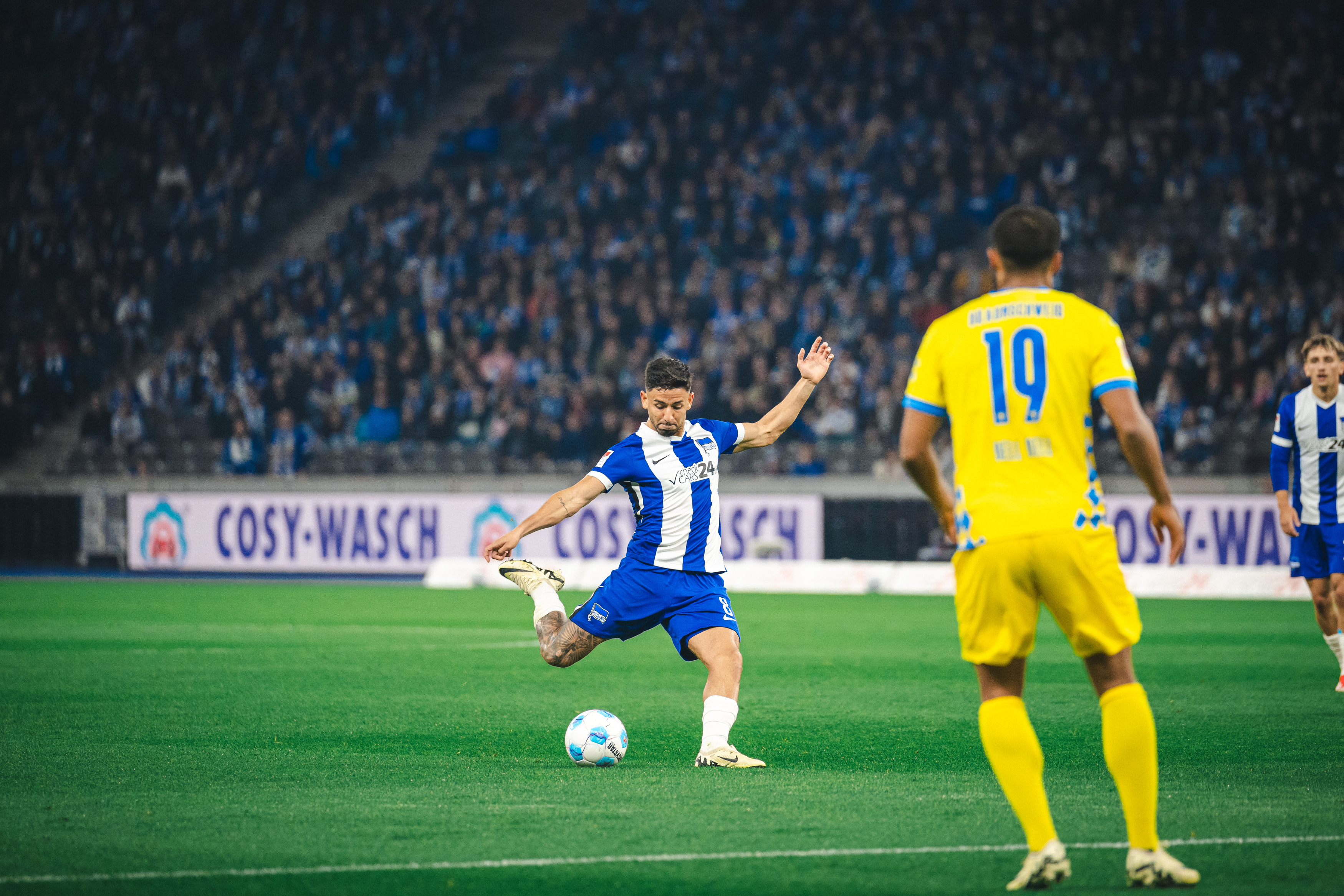 Kevin Sessa schießt auf das Tor.