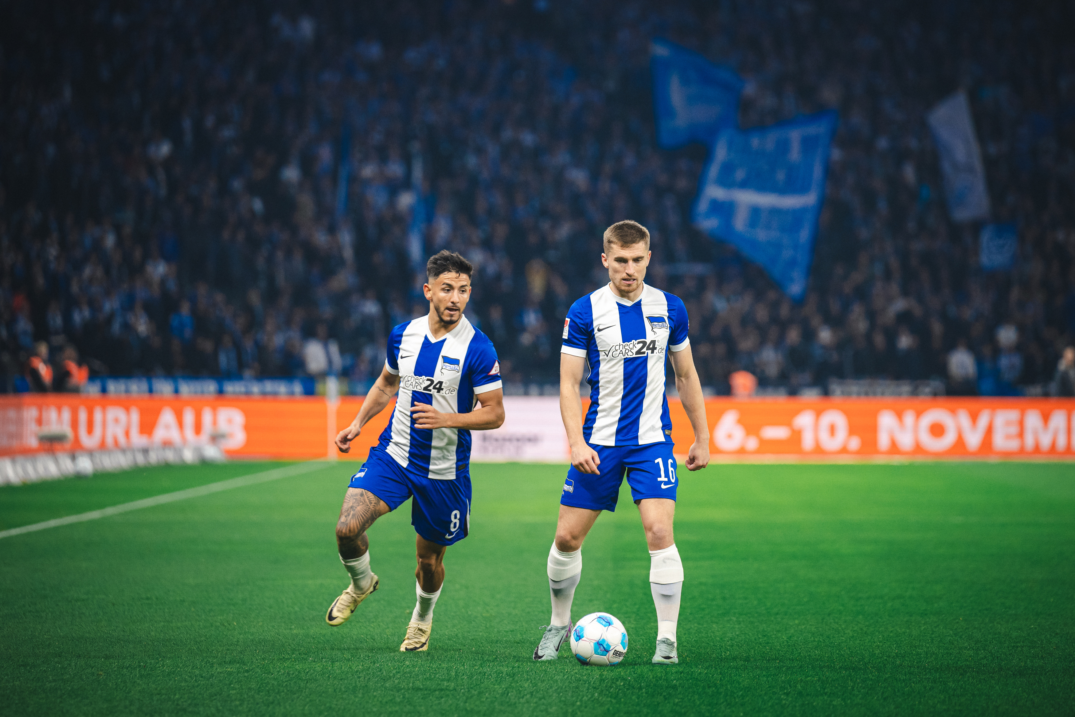 Jonjoe Kenny spielt den Ball, Kevin Sessa läuft neben ihm.