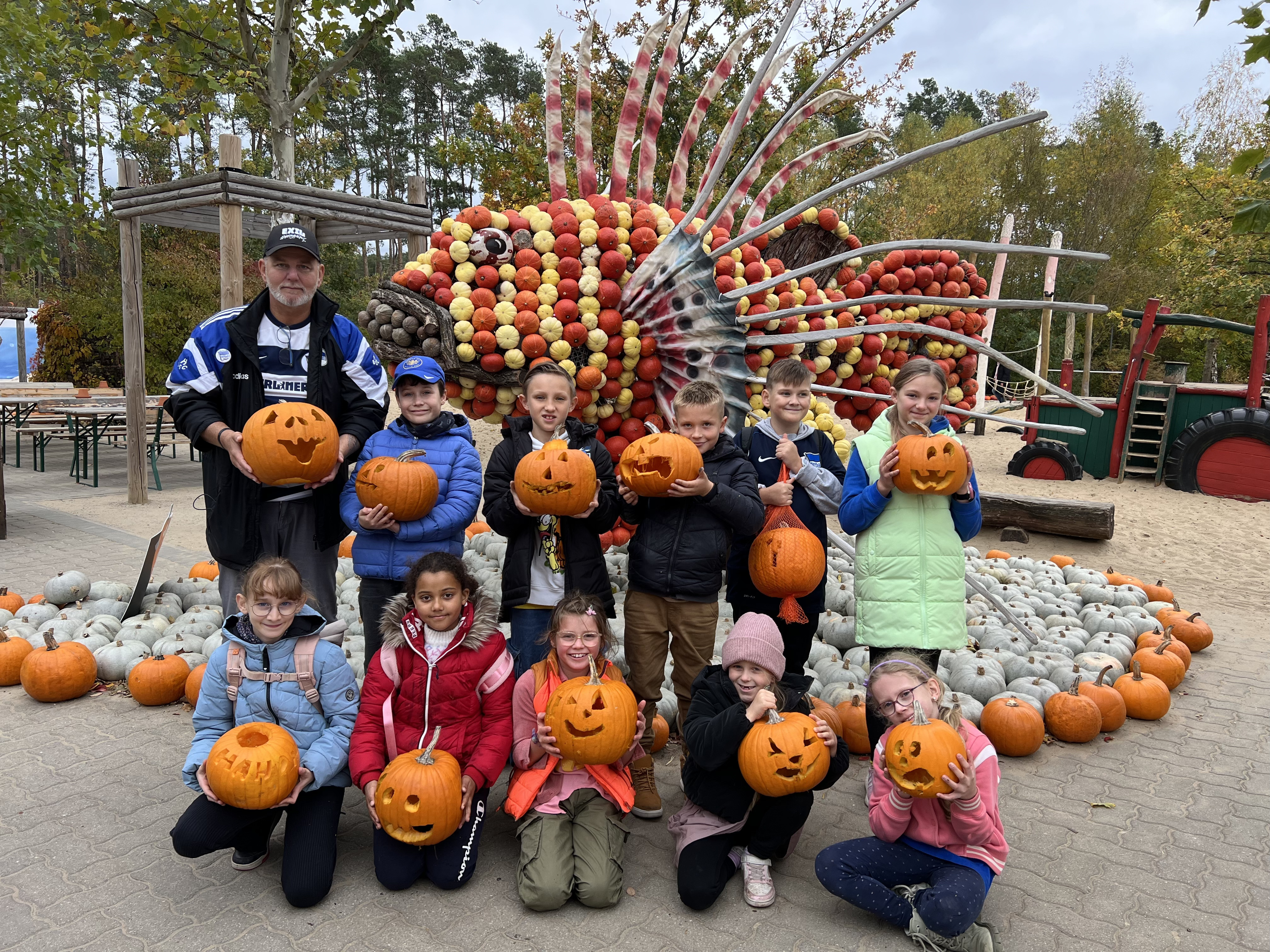 Gruppenfoto der Kiddies mit Dirk Johl auf dem Spargelhof Klaistow.