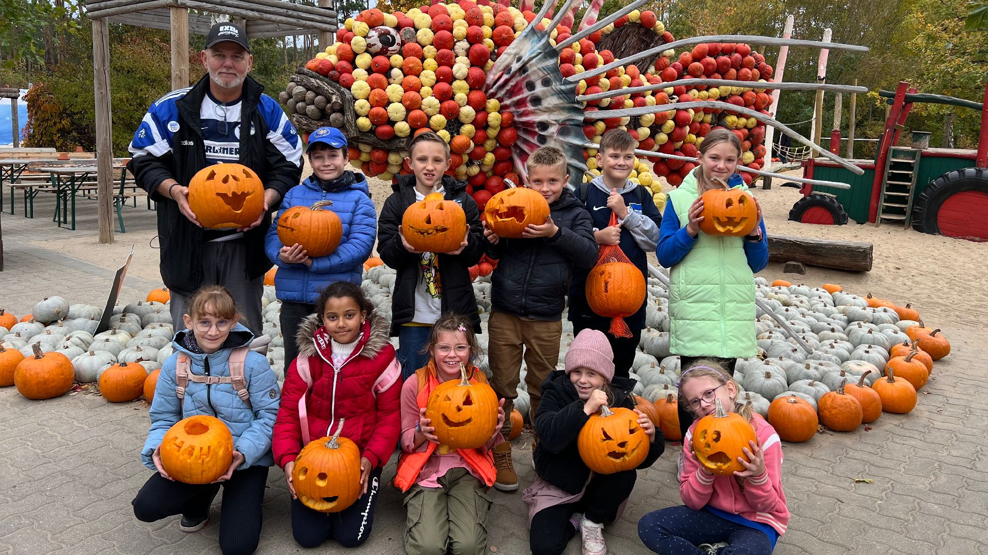 Gruppenfoto der Kiddies mit Dirk Johl auf dem Spargelhof Klaistow.