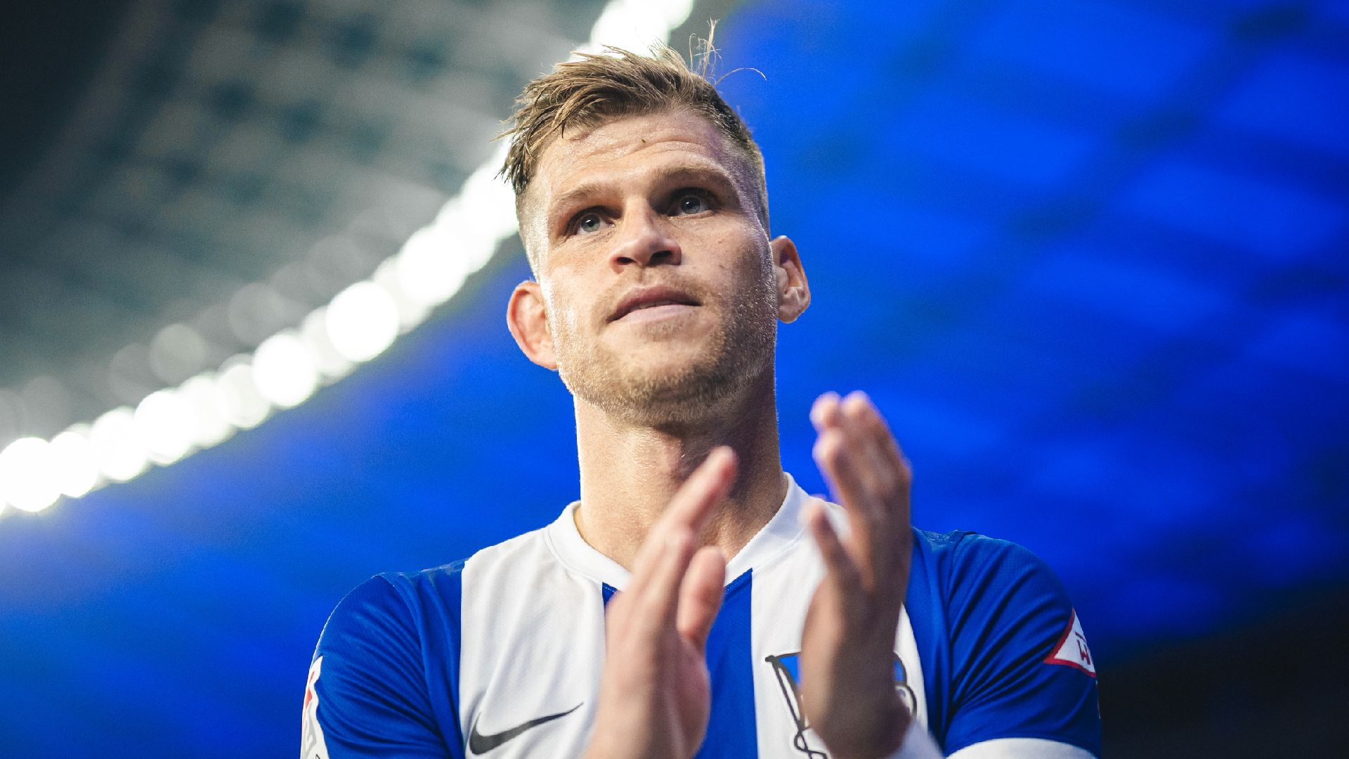 Florian Niederlechner applaudiert.