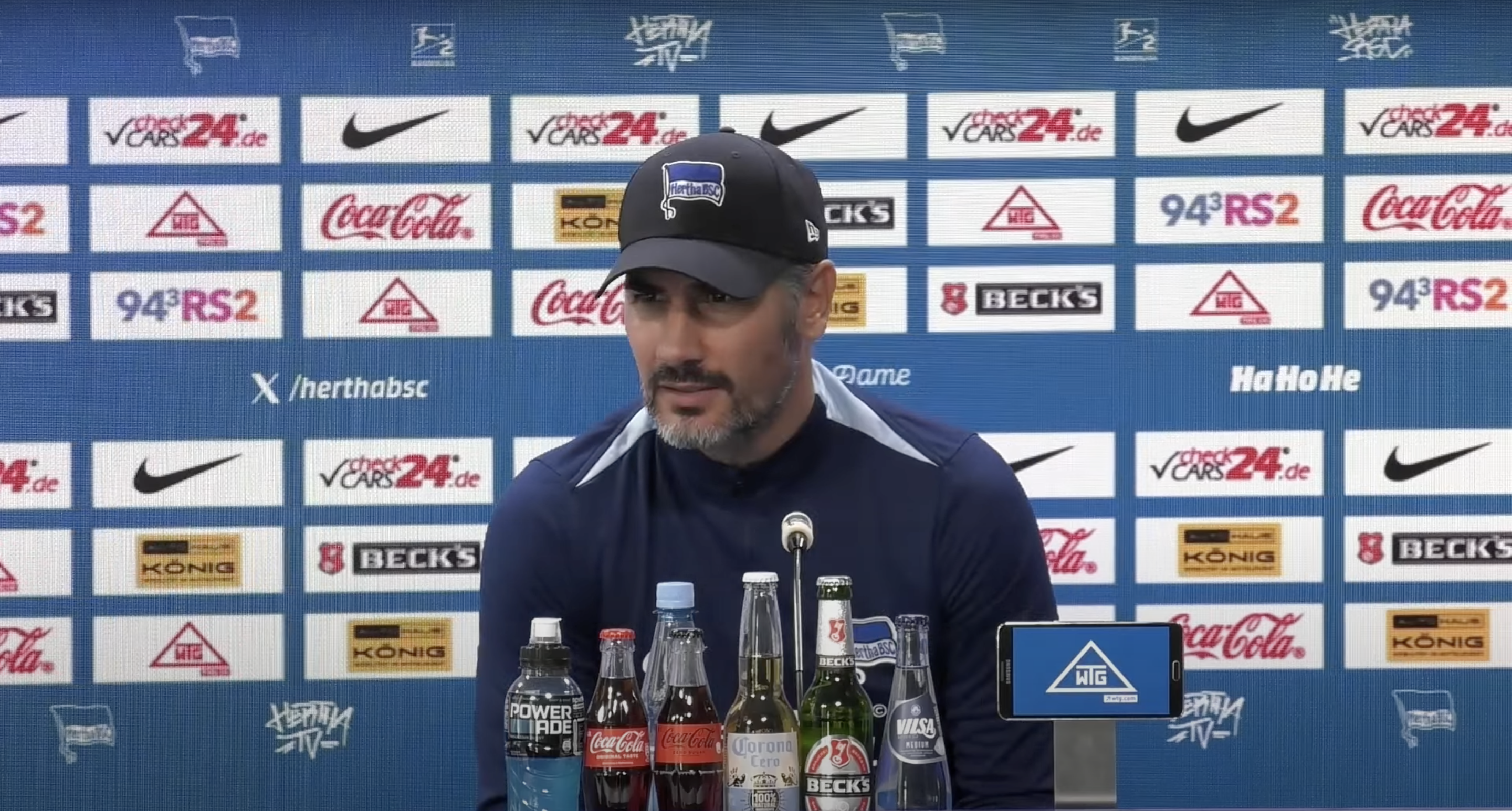 Cristian Fiél spricht auf der PK vor dem Spiel in Karlsruhe.