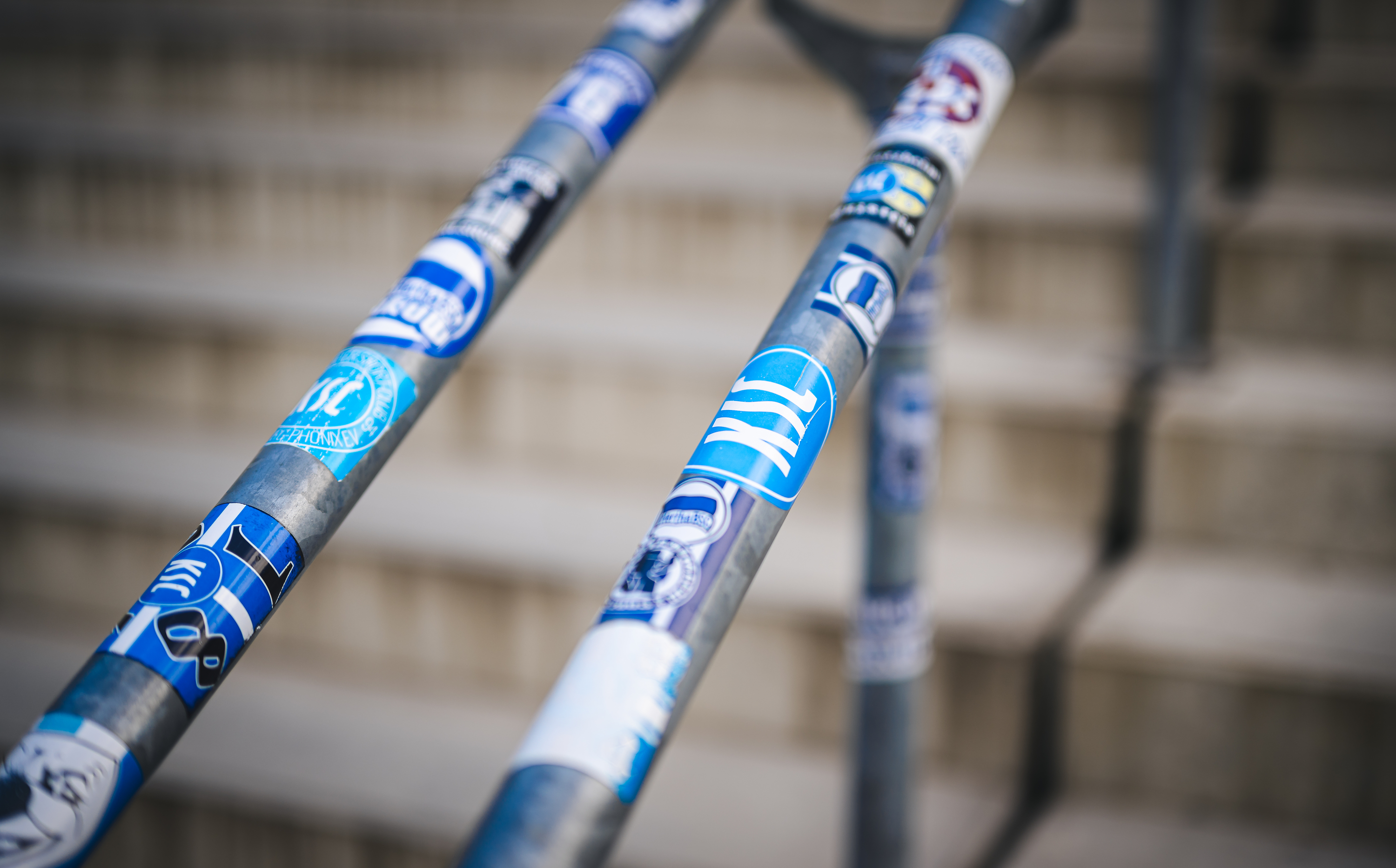 Hertha- und KSC-Aufkleber auf einem Wellenbrecher im Wildpark.