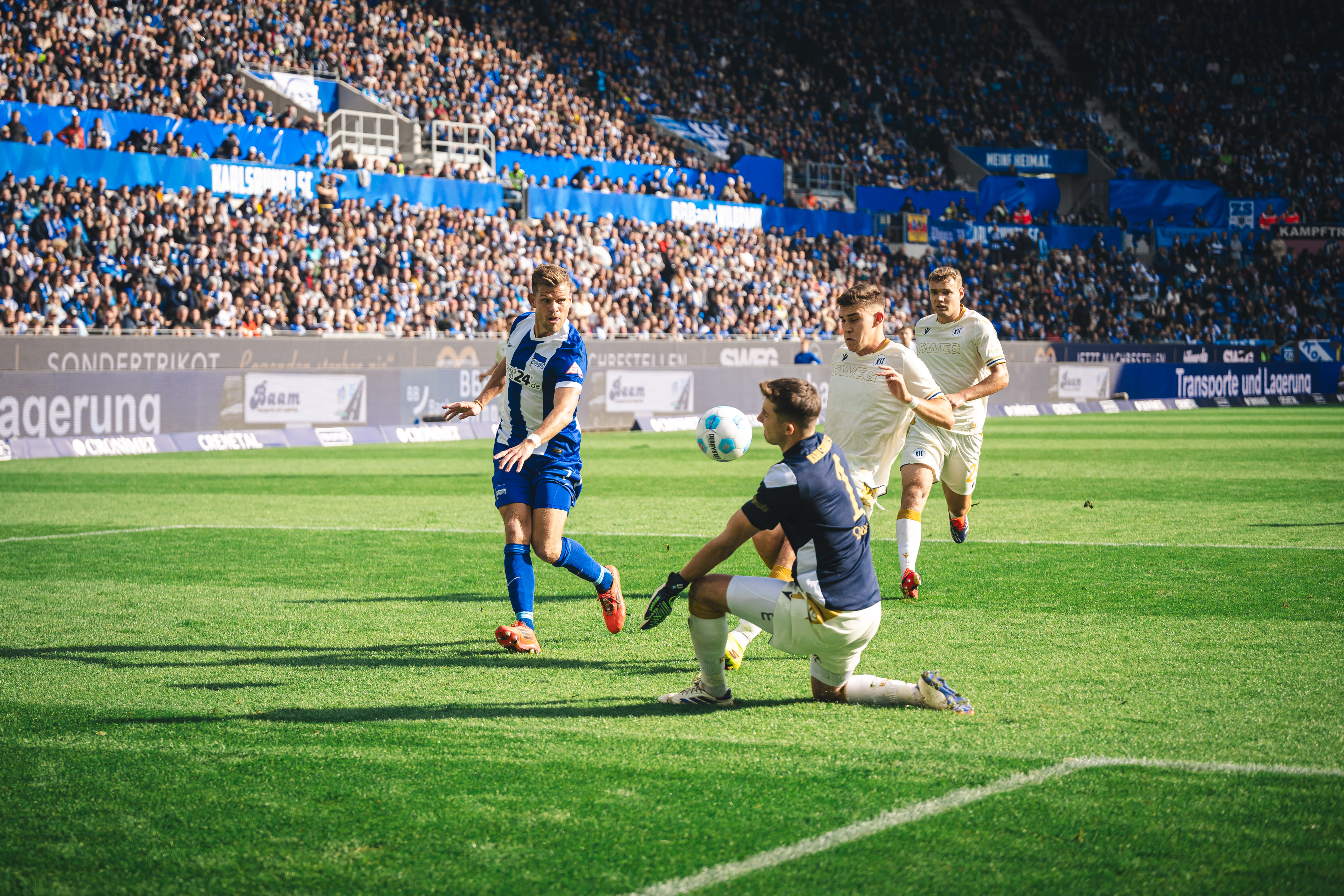 Florian Niederlechner trifft gegen den KSC.