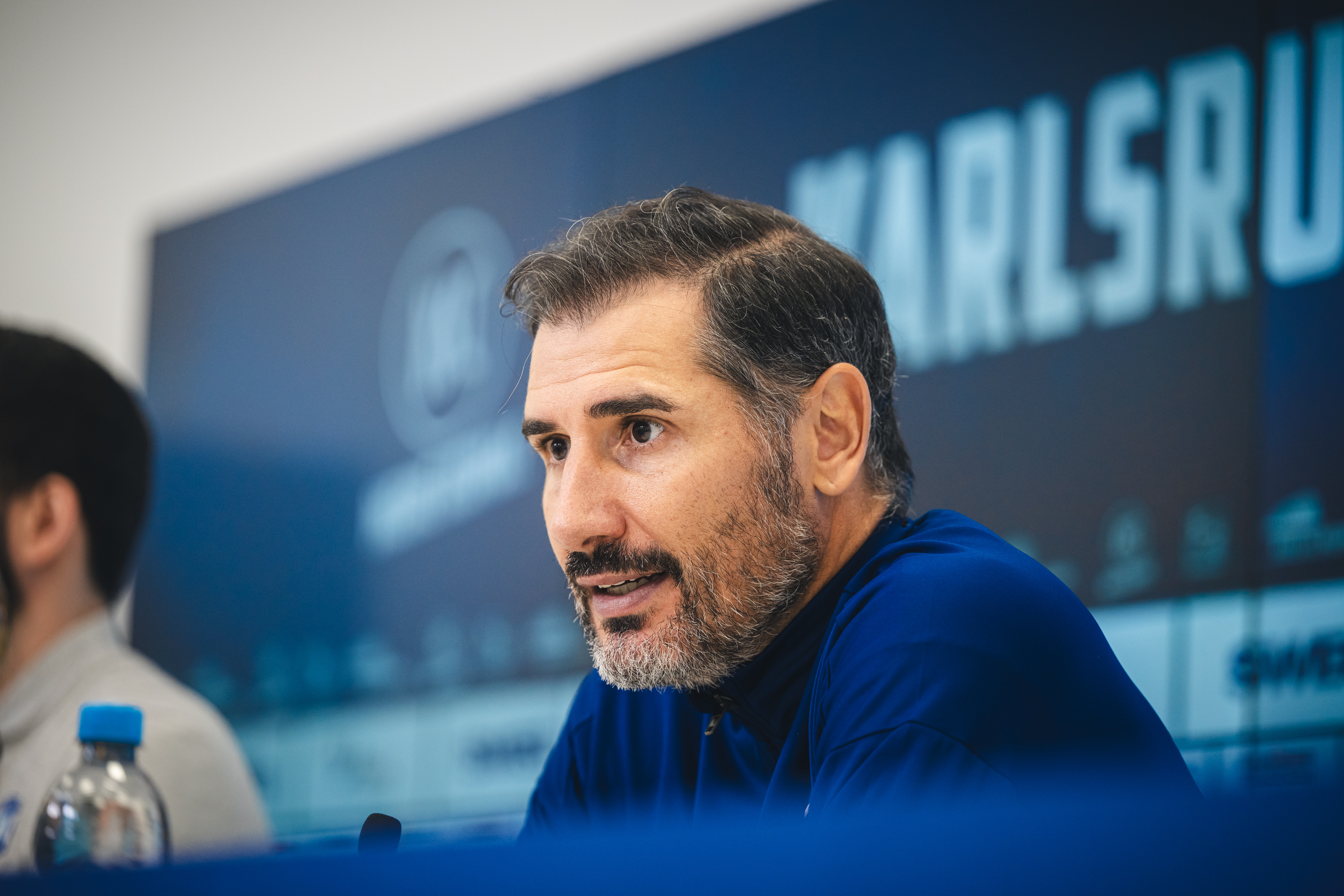 Cristian Fiél bei der Pressekonferenz.