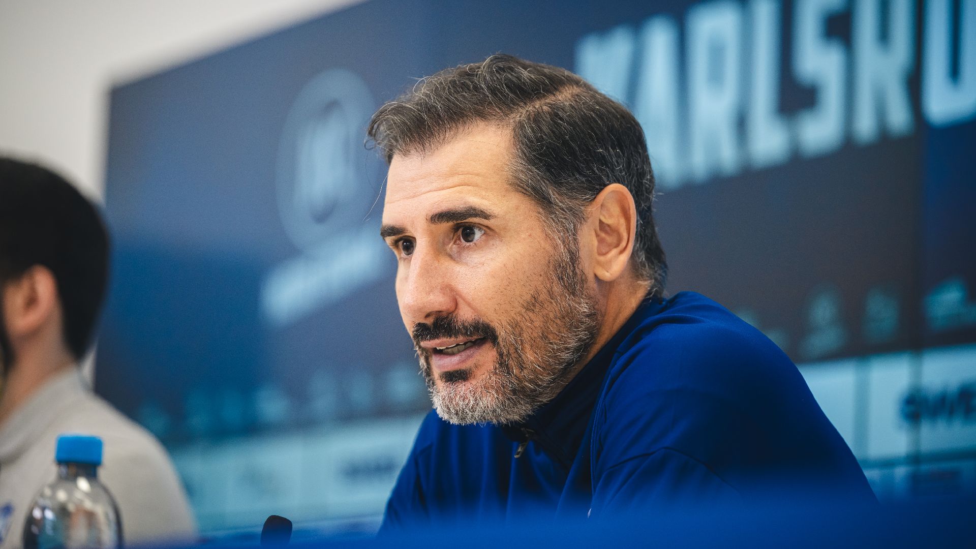 Cristian Fiél bei der Pressekonferenz.
