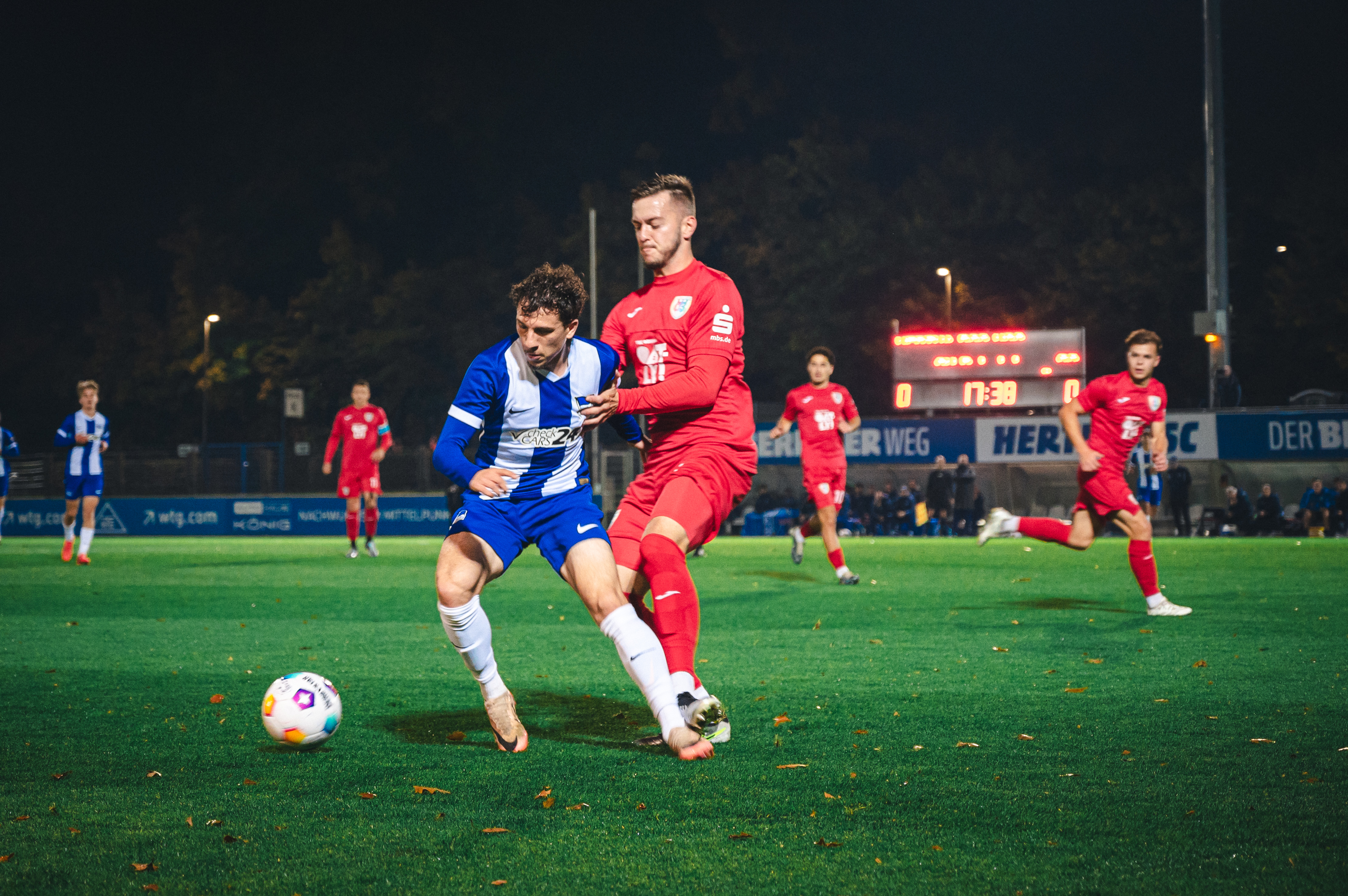 Ensar Aksakal im Zweikampf mit einem Gegenspieler.