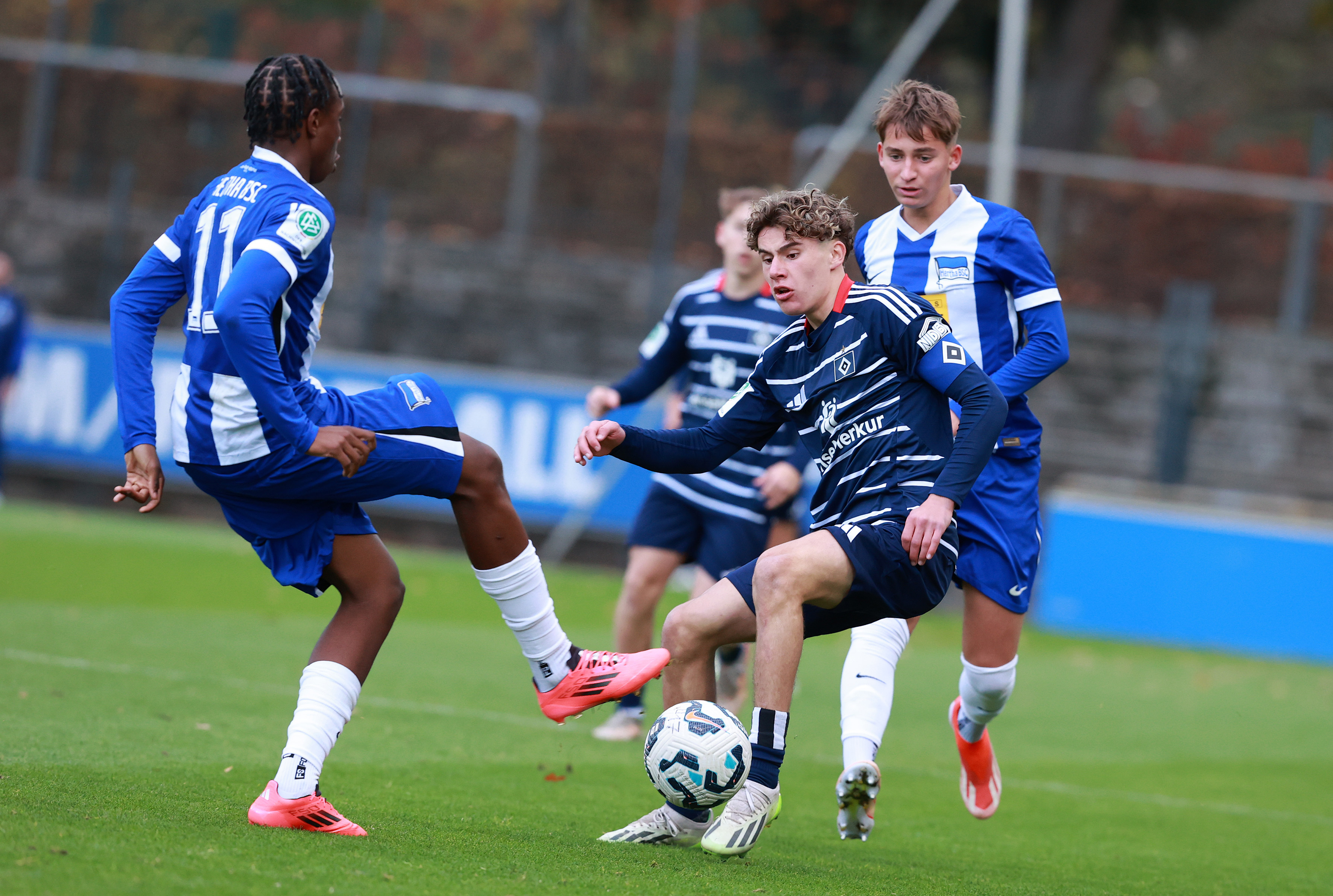 Quincy Mbugua und Amar Numic im Zweikampf mit einem HSV-Spieler.