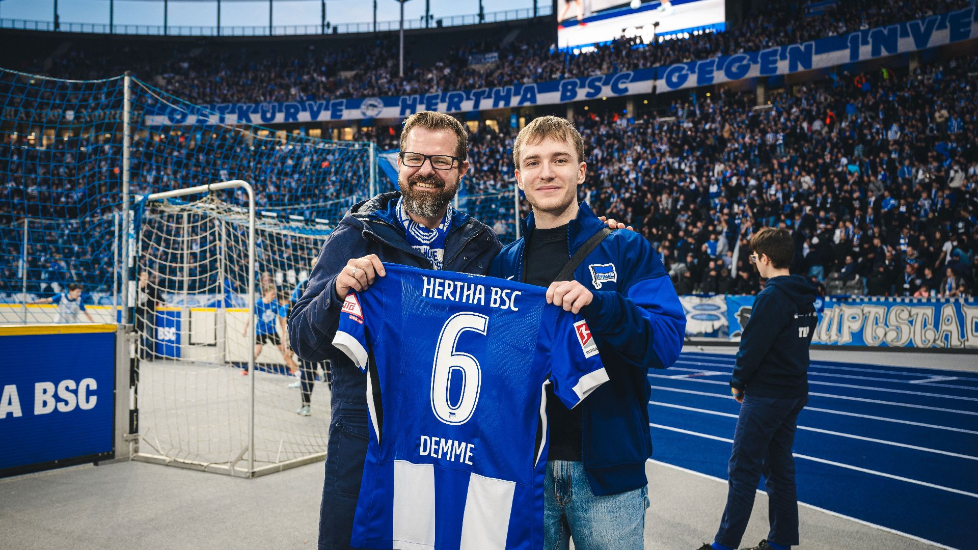 Fabian Drescher und Mitglied Hoffmann mit Demme-Trikot.