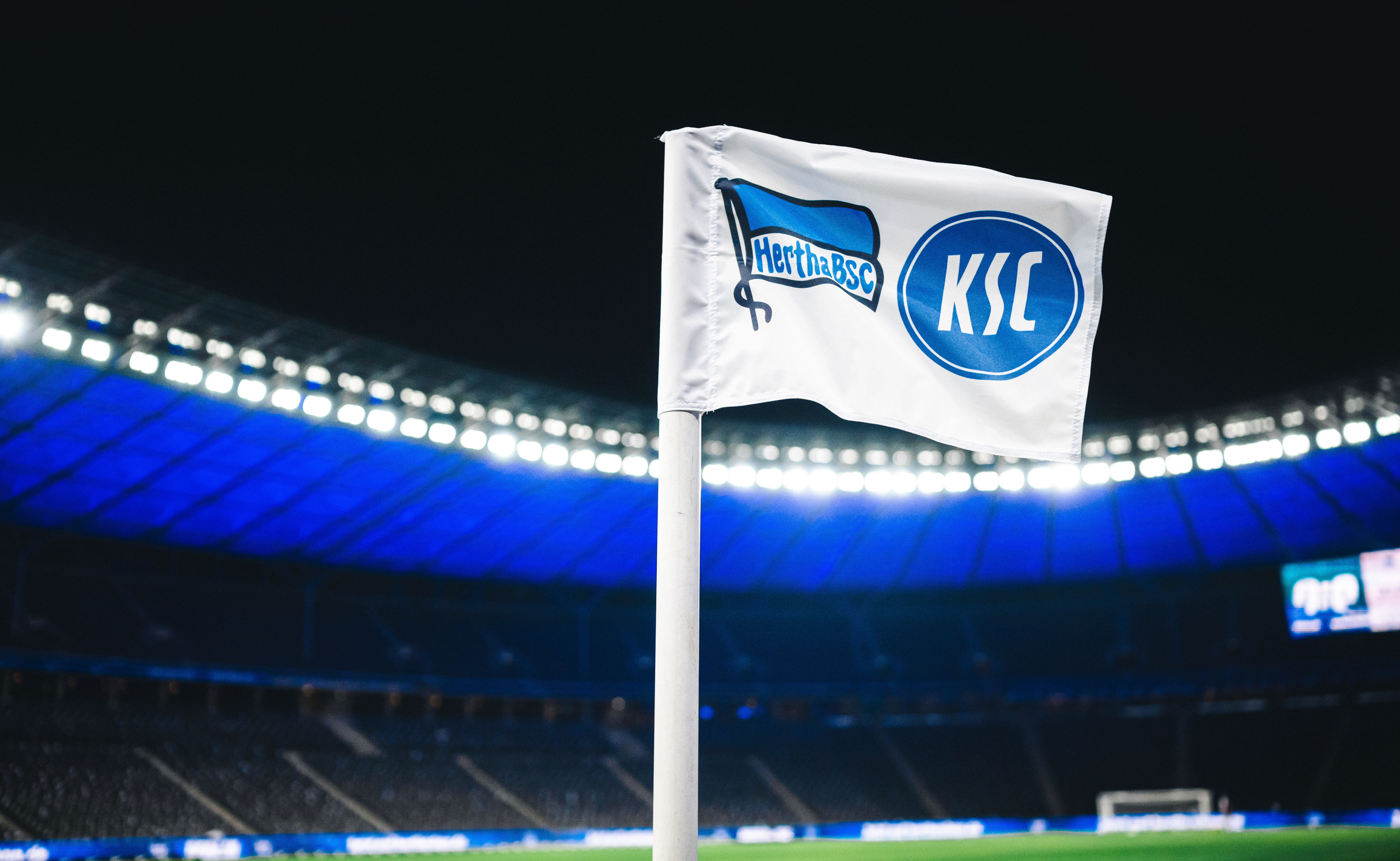 Ein Eckfahne mit den Wappen von Hertha BSC und dem Karlsruher SC.