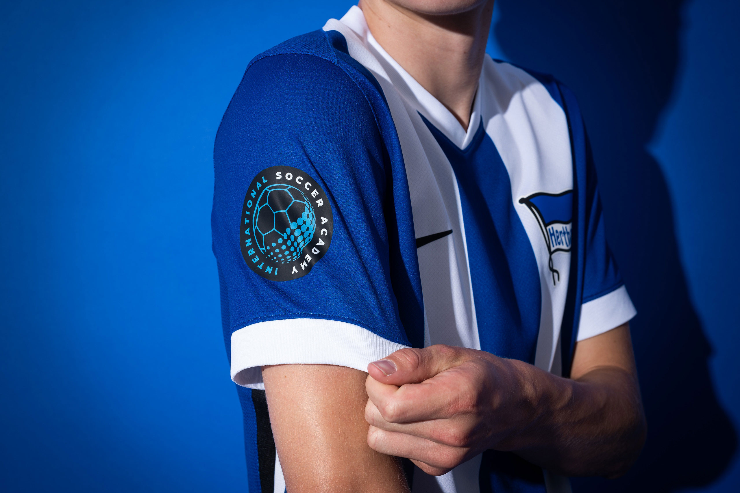 Das ISA-Logo auf dem Hertha-Trikot.