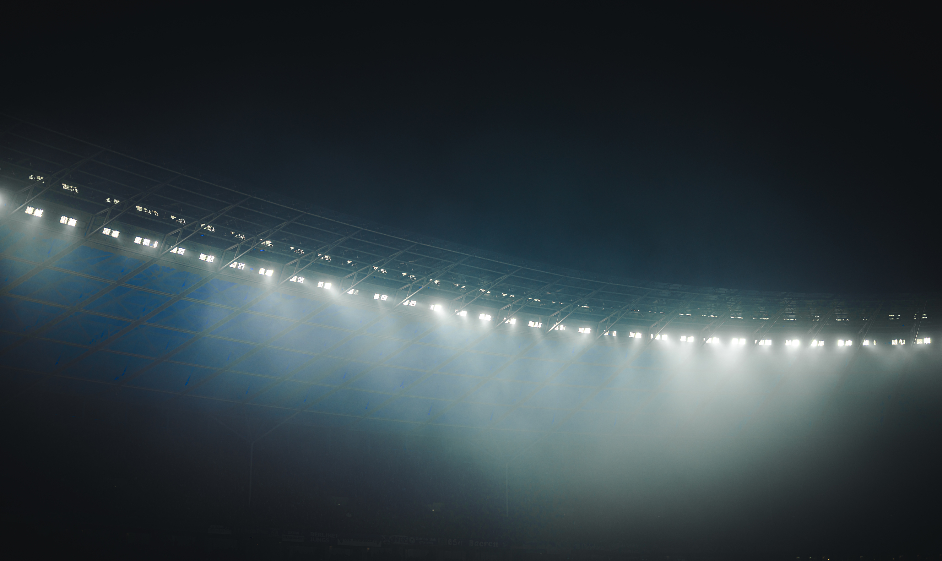 Neblige Flutlichter im Berliner Olympiastadion.