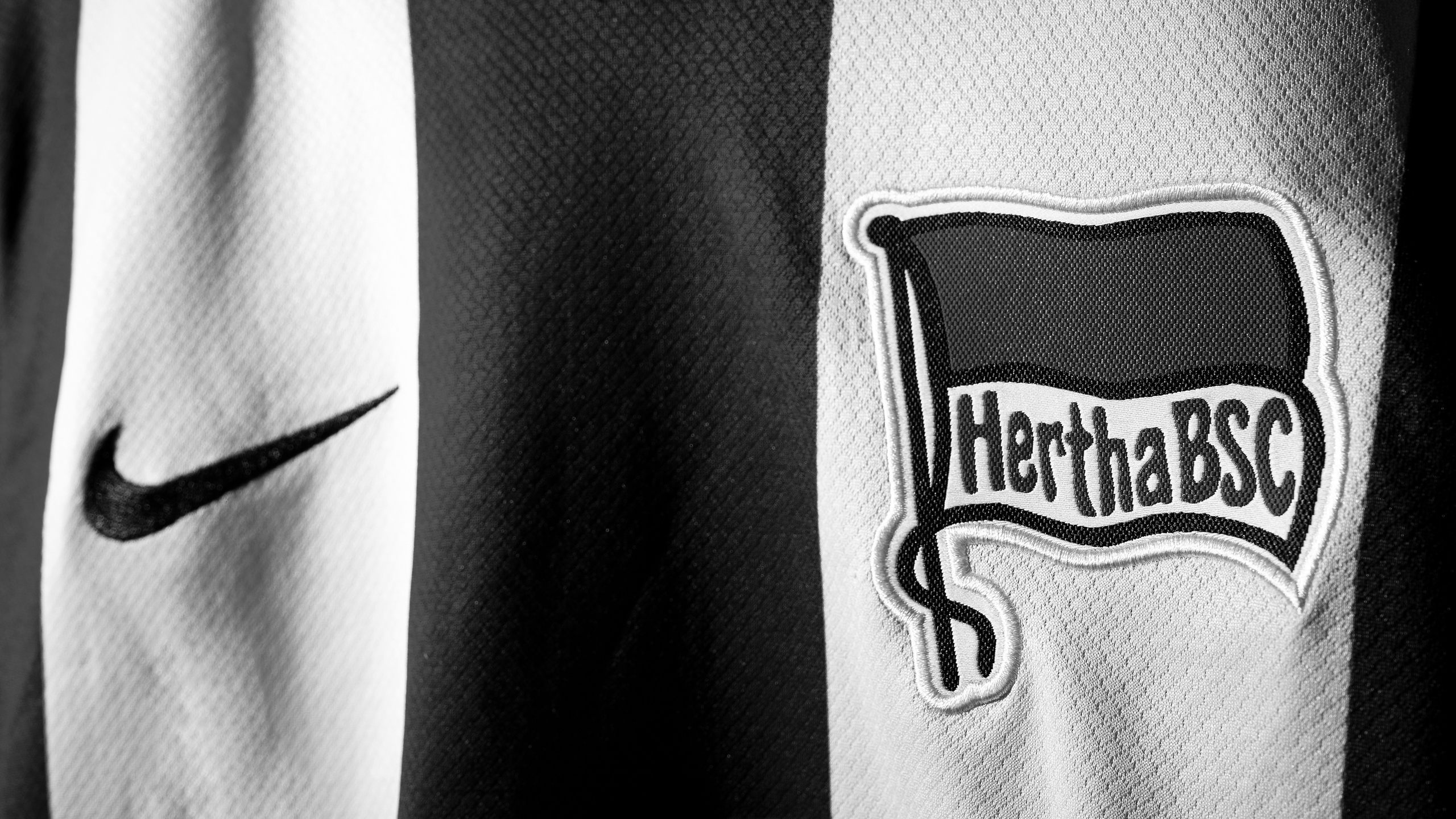 Die Hertha-Fahne auf unserem Trikot in Schwarz und Weiß.