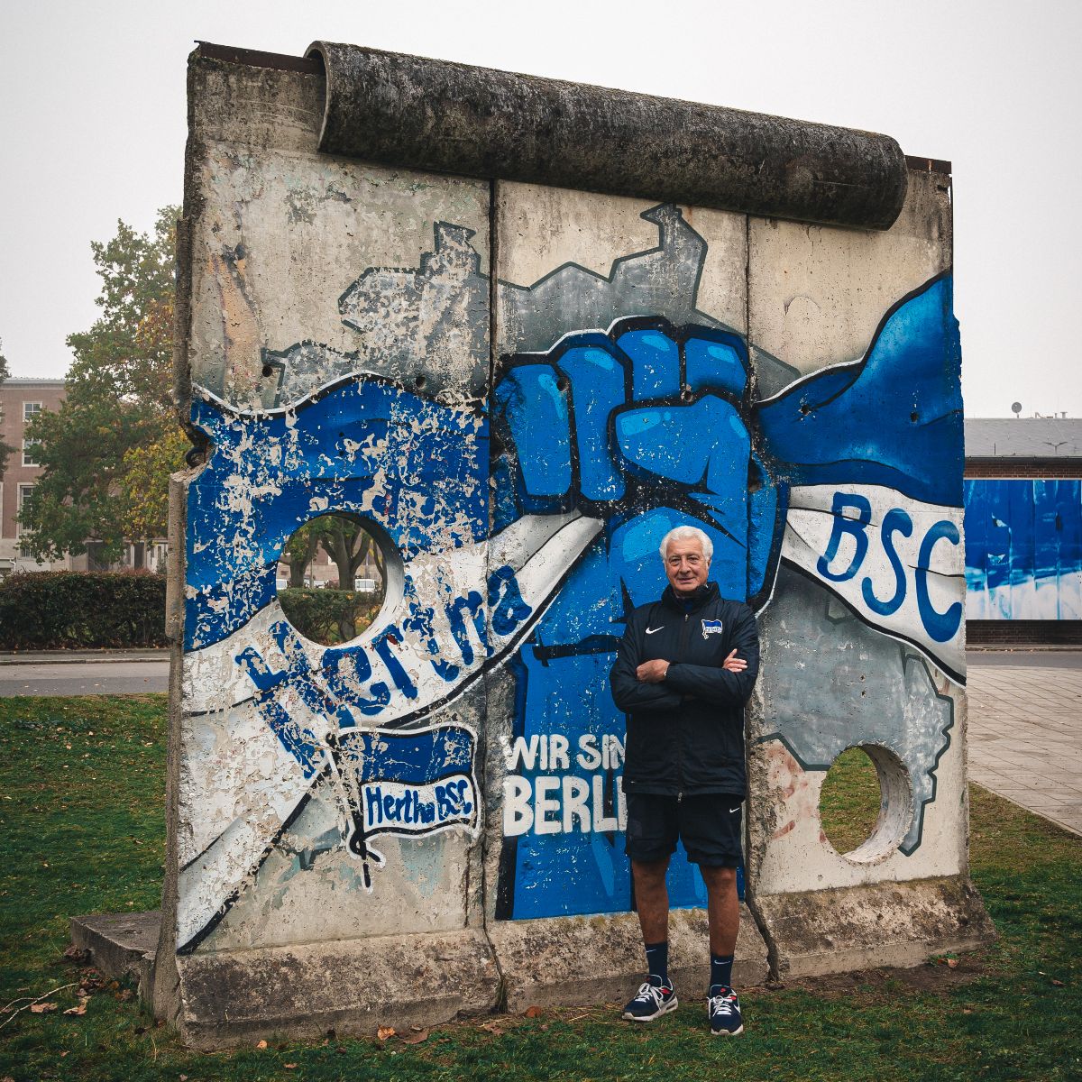 Nello di Martino am Mauerstück vor der Geschäftsstelle.