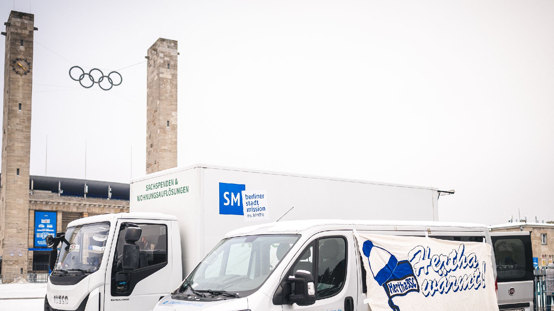LKWs vor dem Berliner Olympiastadion.