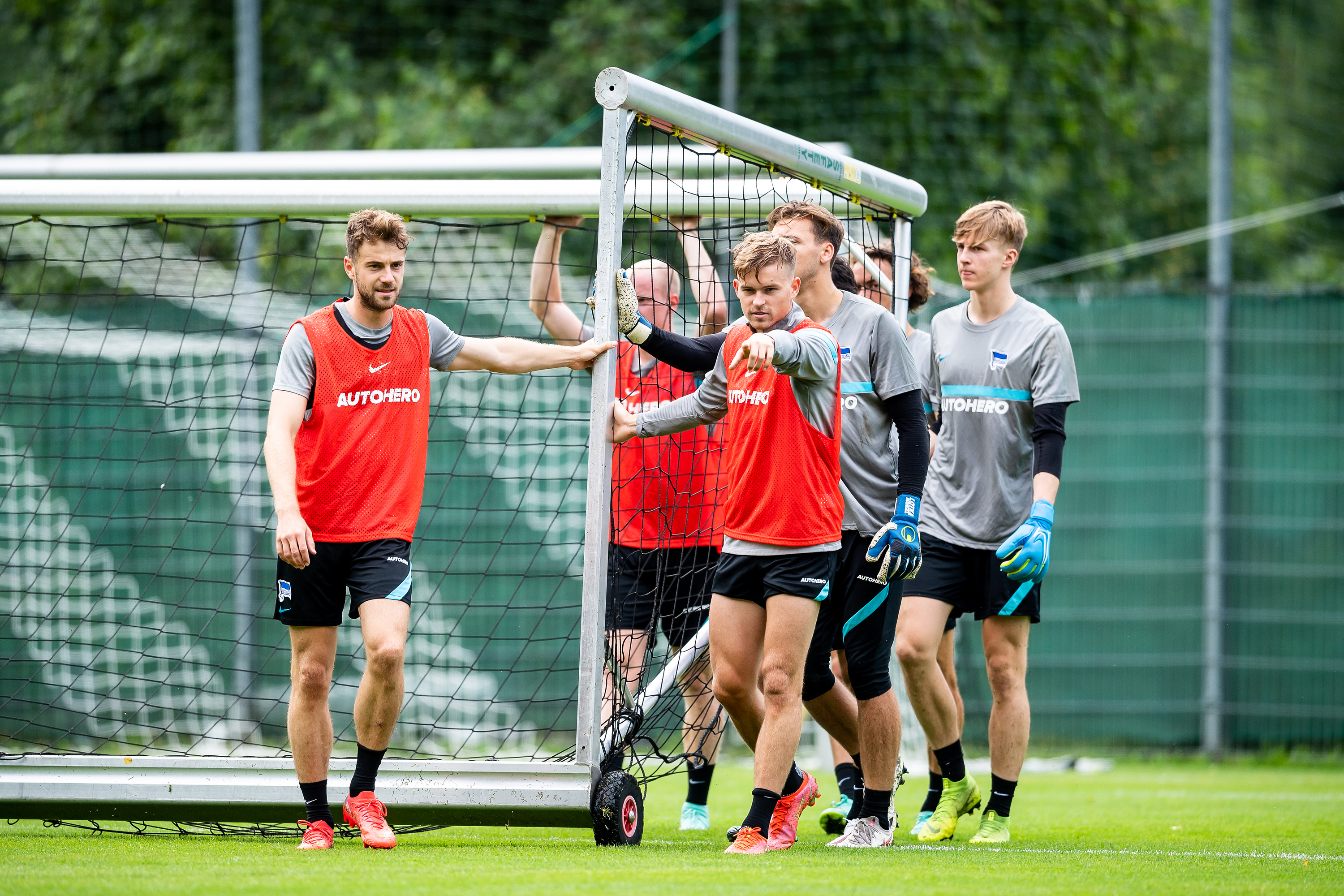 Lukas Klünter, Maximilian Mittelstädt, Tim Goller und Kollegen schieben ein Tor.