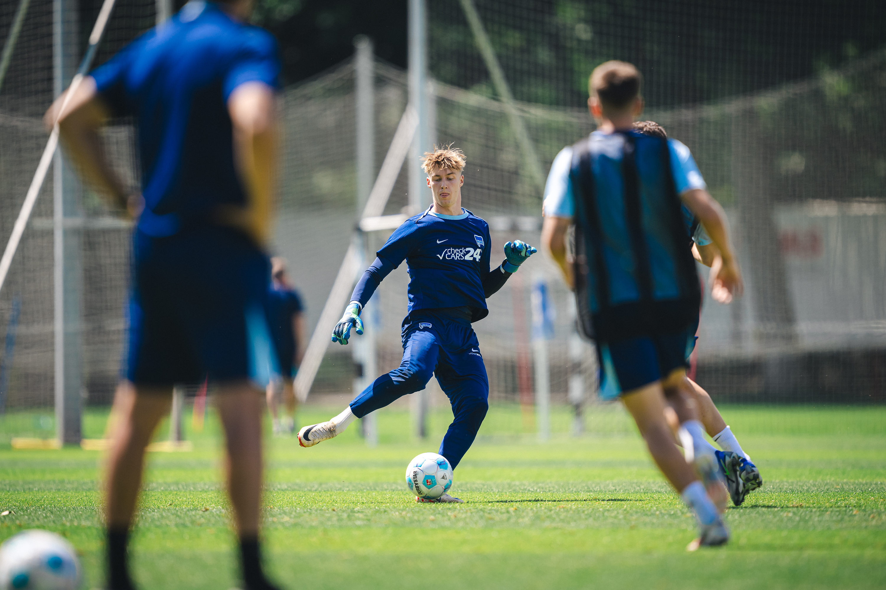 Tim Goller im Training am Ball.