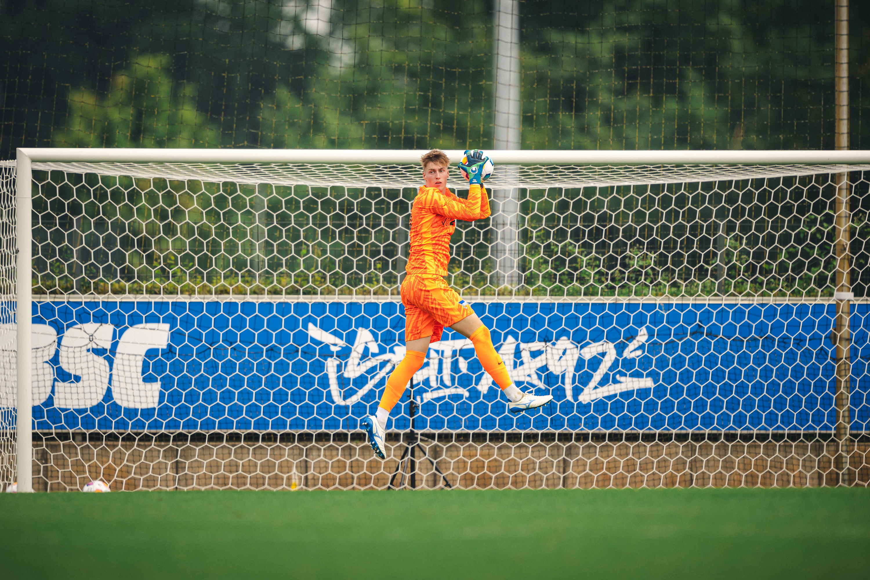 Tim Goller fängt einen Ball.