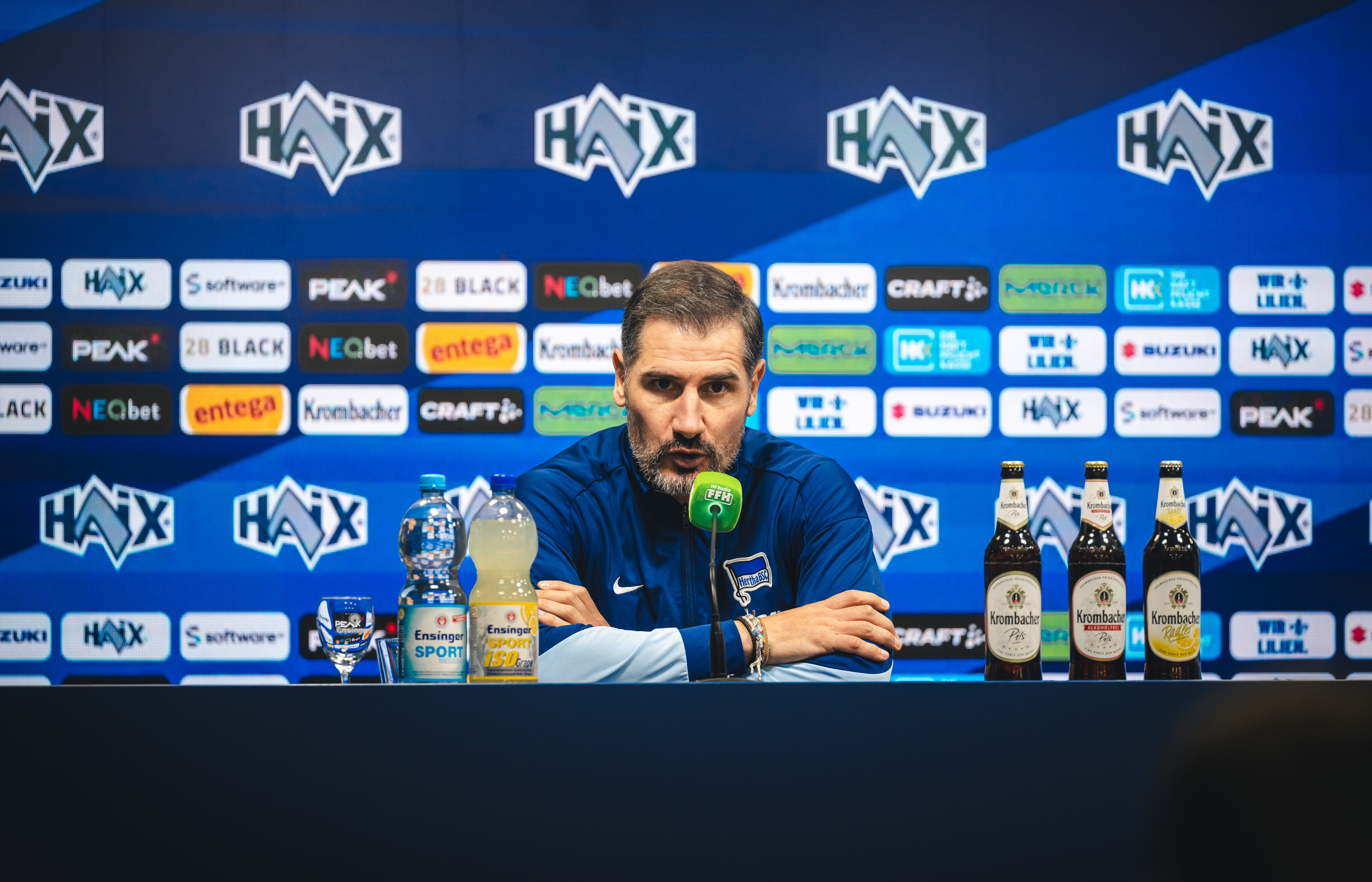 Cristian Fiél auf dem Podium bei der Pressekonferenz.