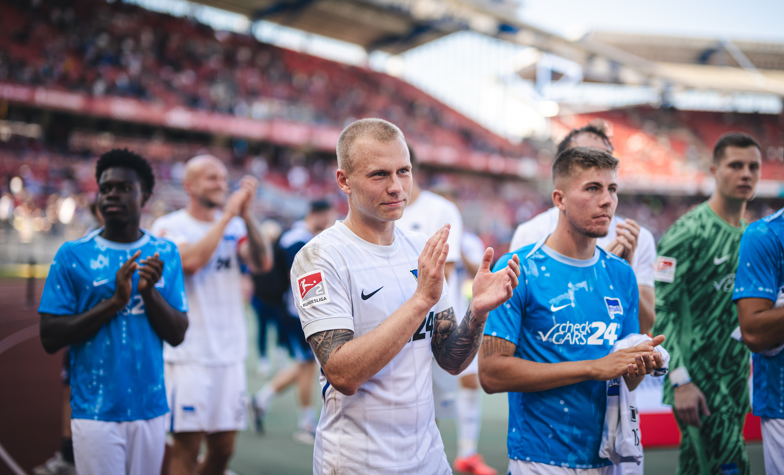 Einige unserer Nationalspieler bedanken sich in Nürnberg bei unseren Fans.