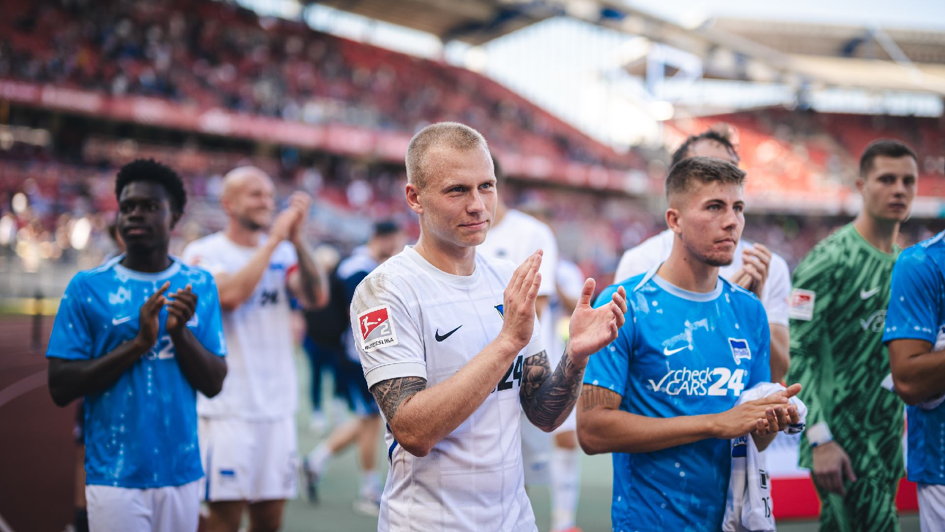 Einige unserer Nationalspieler bedanken sich in Nürnberg bei unseren Fans.