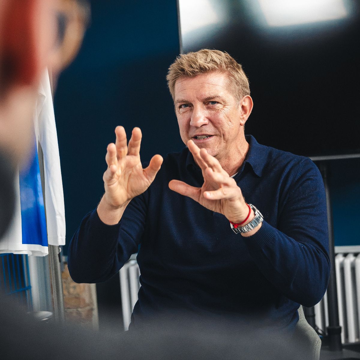 Marko Rehmer gestikuliert im Gespräch.