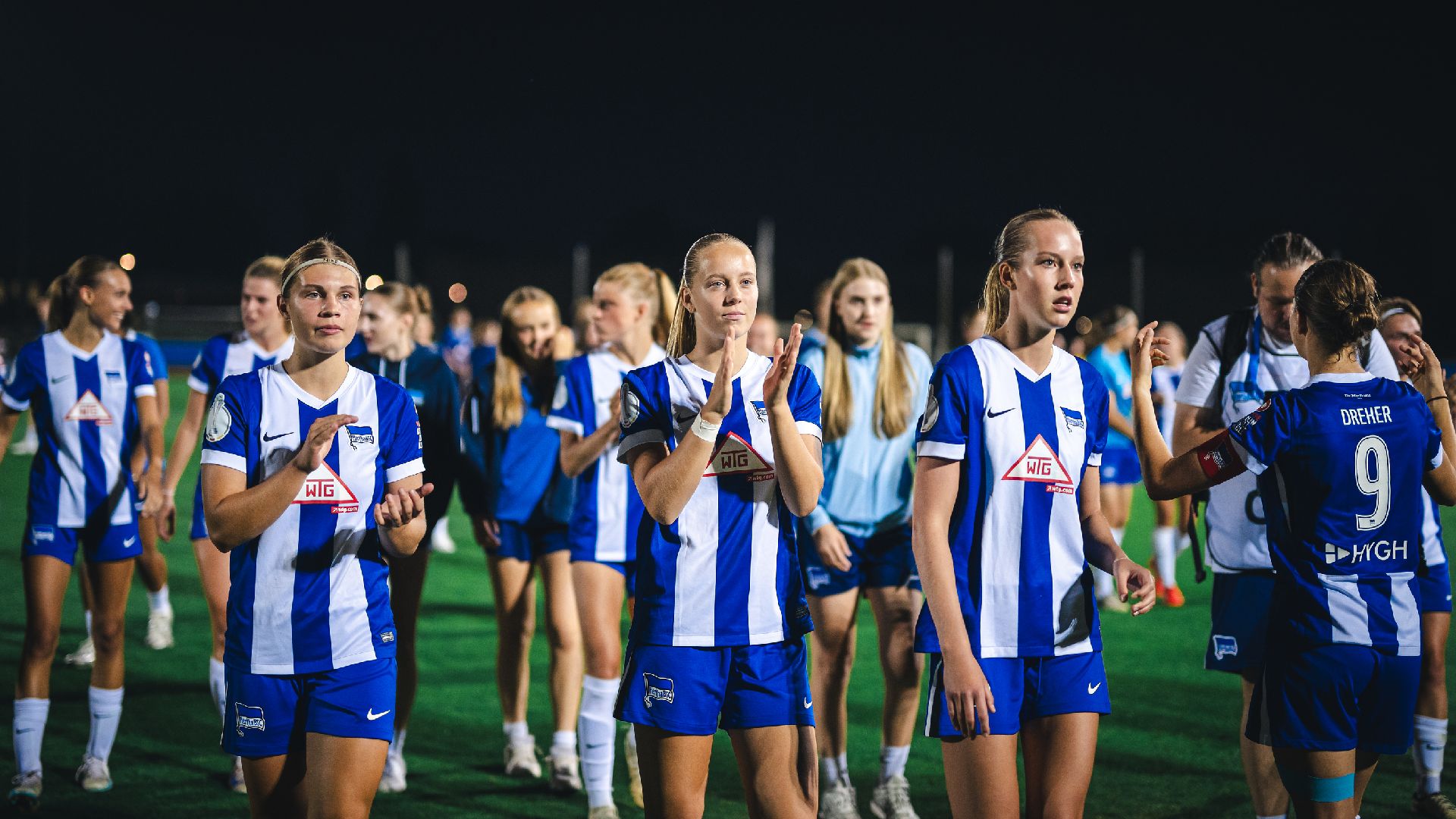 Ronja Borchmeyer, Elfie Wellhausen und Svenja Poock applaudieren den Fans.