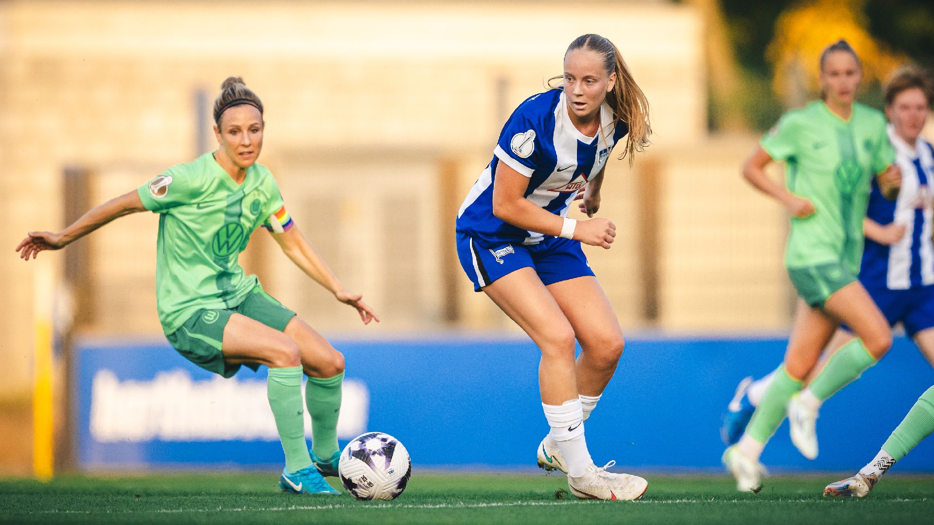 Elfie Wellhausen im Zweikampf mit Svenja Huth vom VfL Wolfsburg.