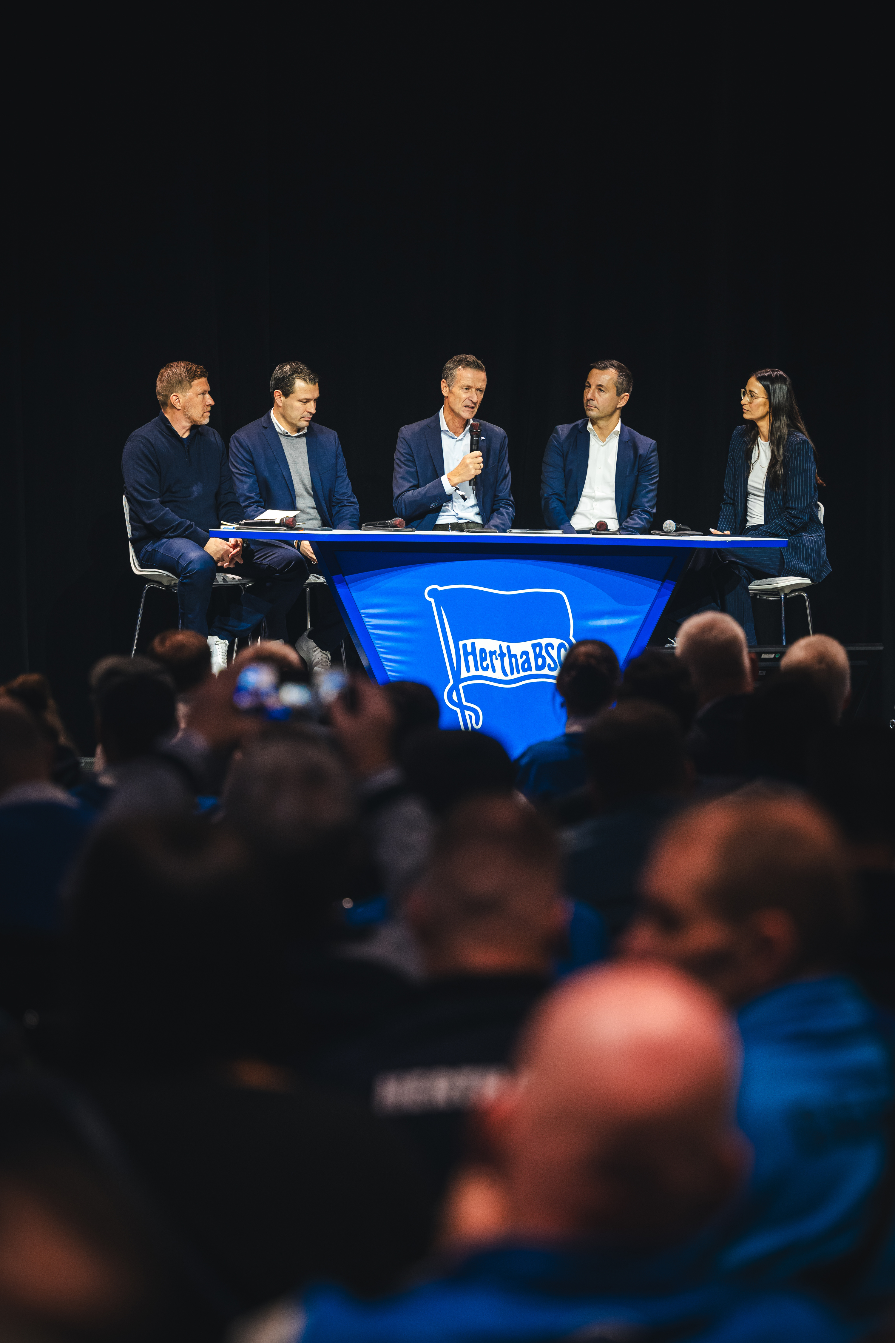 ‚Zecke‘ Neuendorf, Benjamin Weber, Thomas E. Herrich, Ralf Huschen und Vera Krings auf dem Podium.