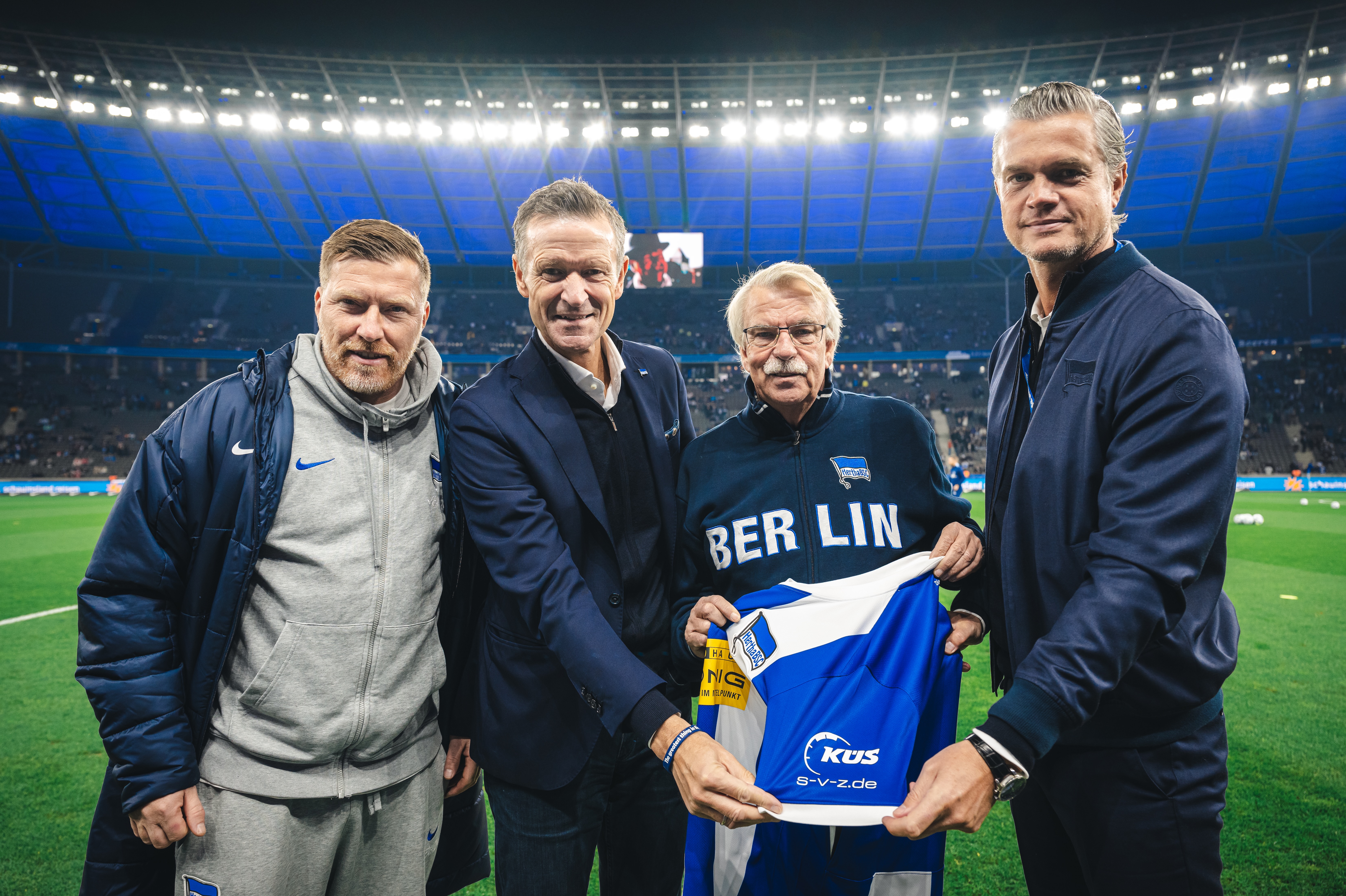 Vorstellung des neuen Ärmelpartners der Akademie im Olympiastadion.