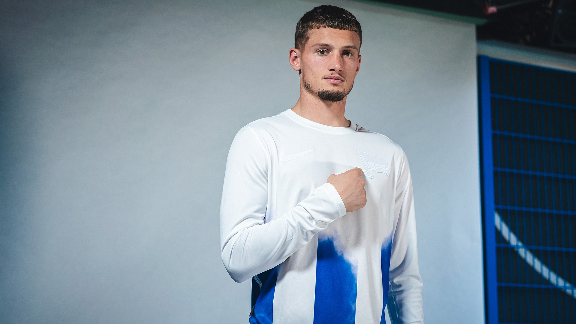 Michaël Cuisance im Prematchshirt zum Nebelspiel.