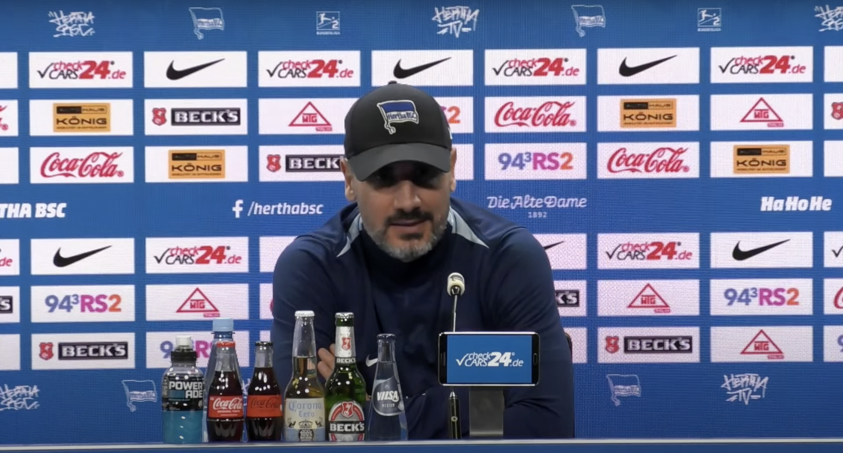 Cristian Fiél auf der Pressekonferenz vor dem Heimspiel gegen Ulm.