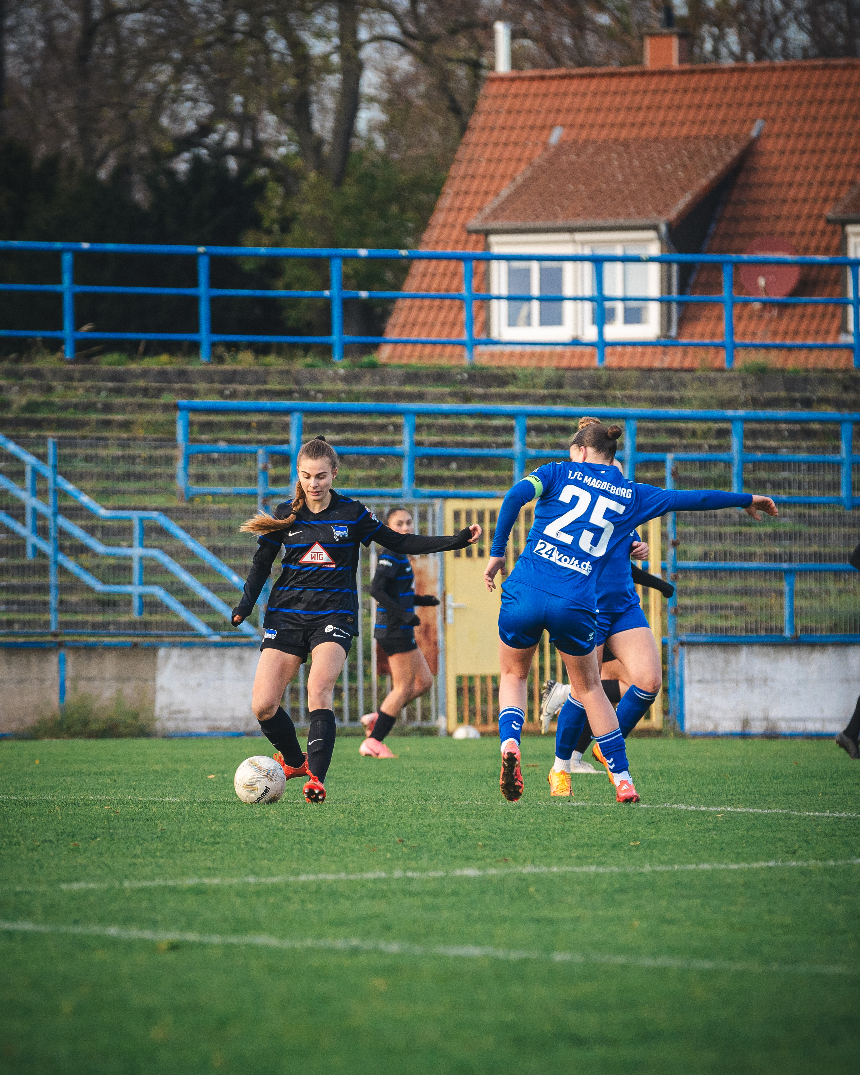 Marleen Rohde im Kampf um den Ball.