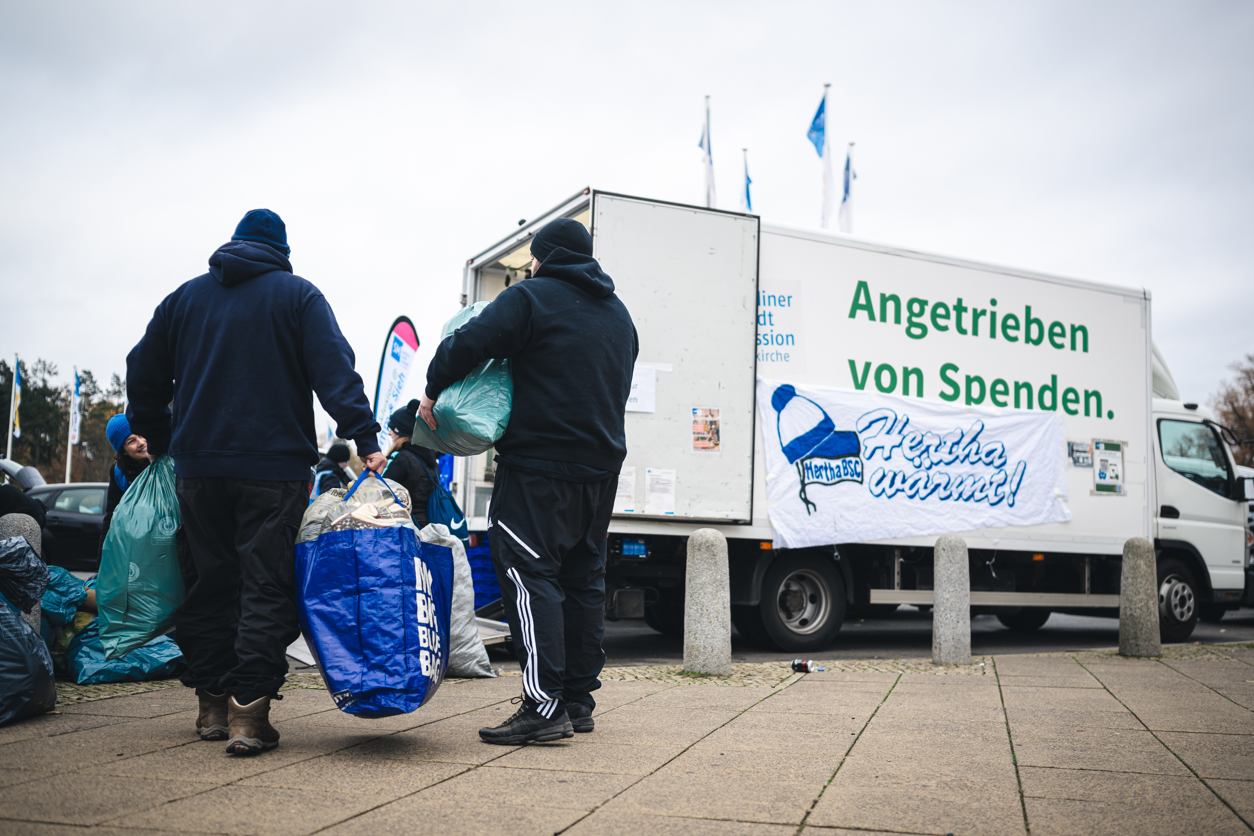 Fans sammeln Spenden bei Hertha wärmt.