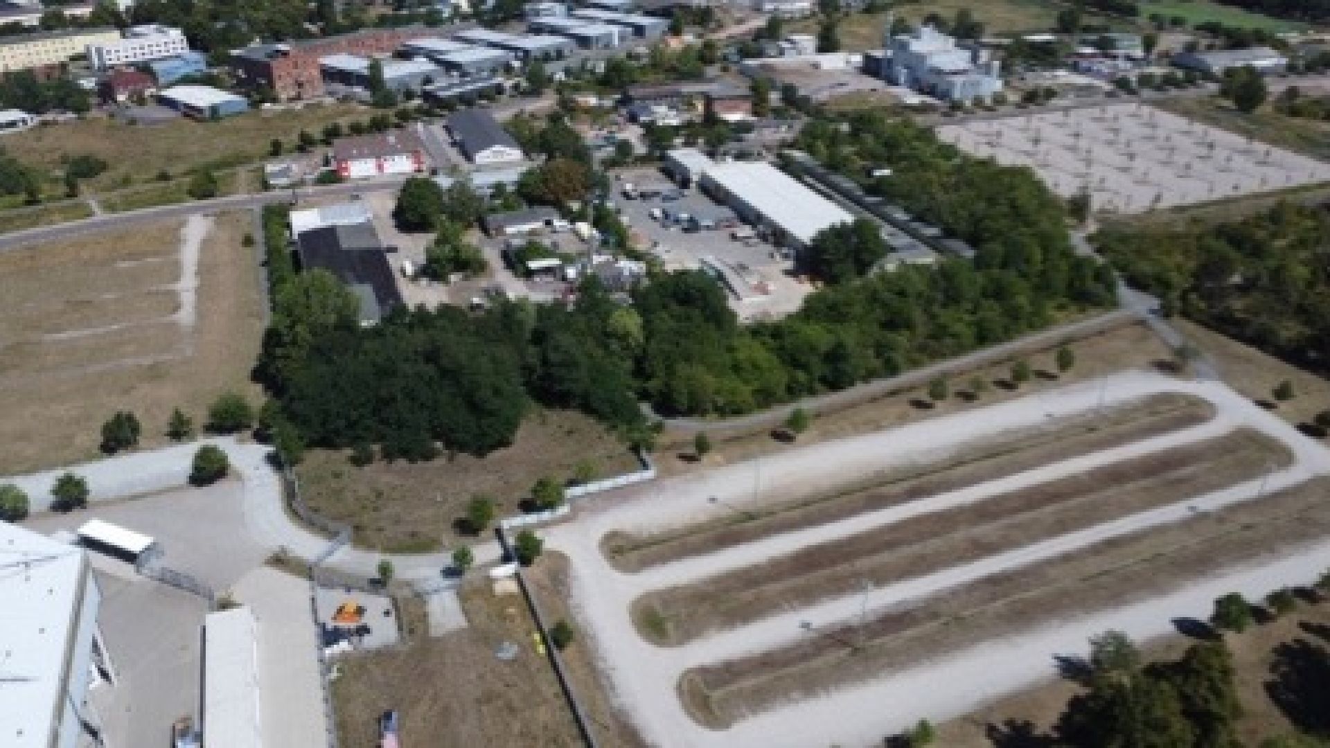Blick auf den Gästeparkplatz.