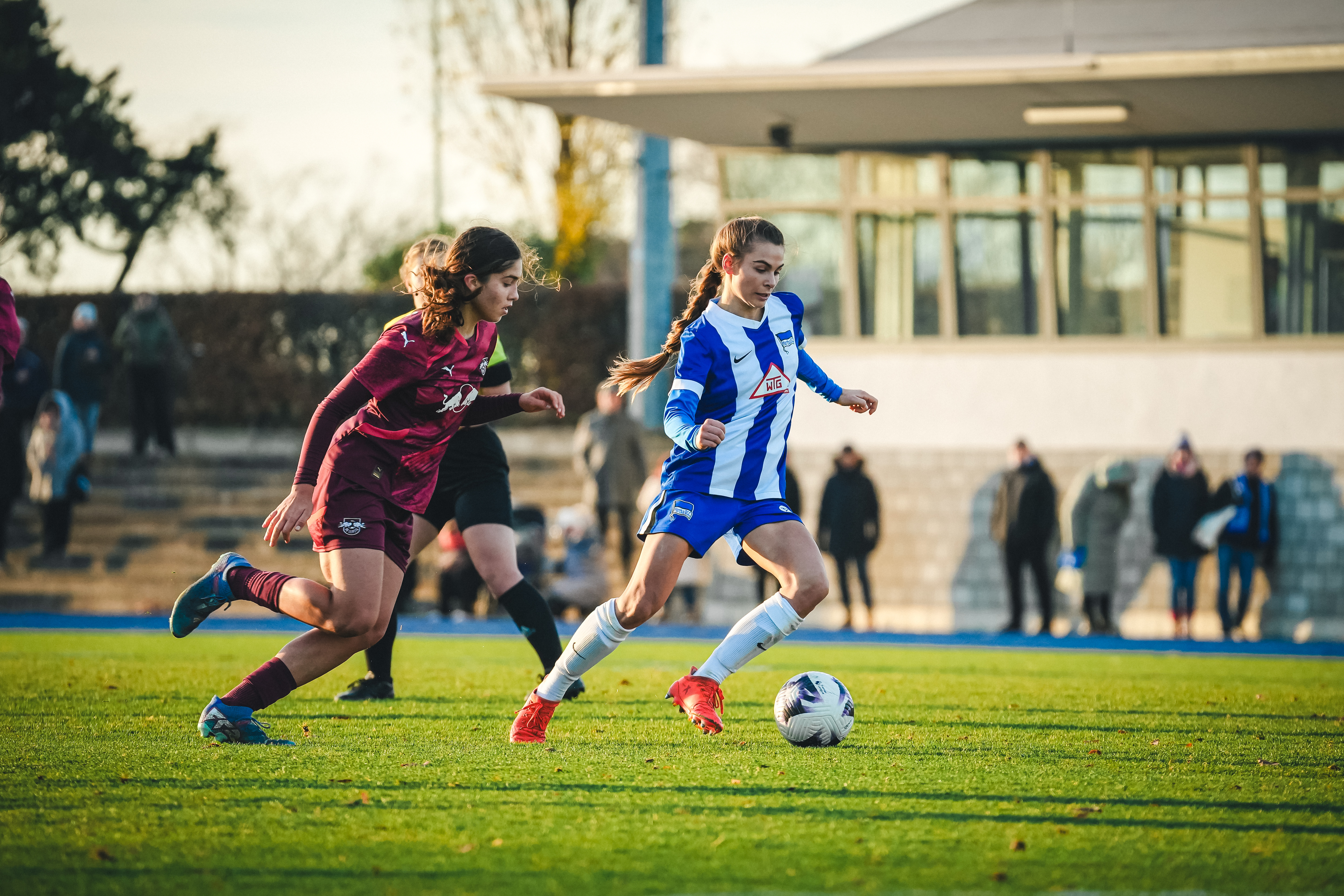 Marleen Rohde spielt den Ball.