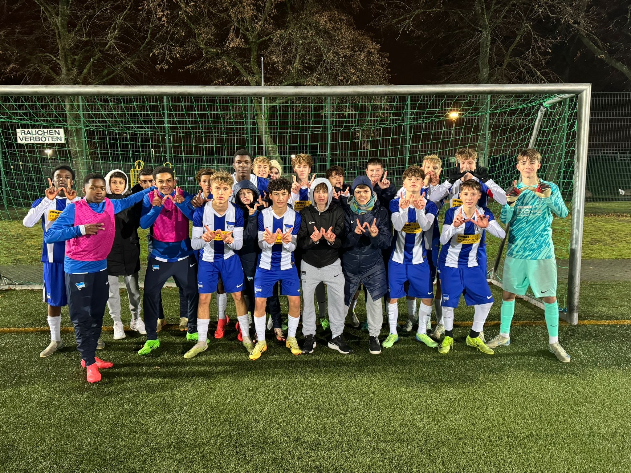 Die U15 bejubelt ihren Sieg im Pokal.