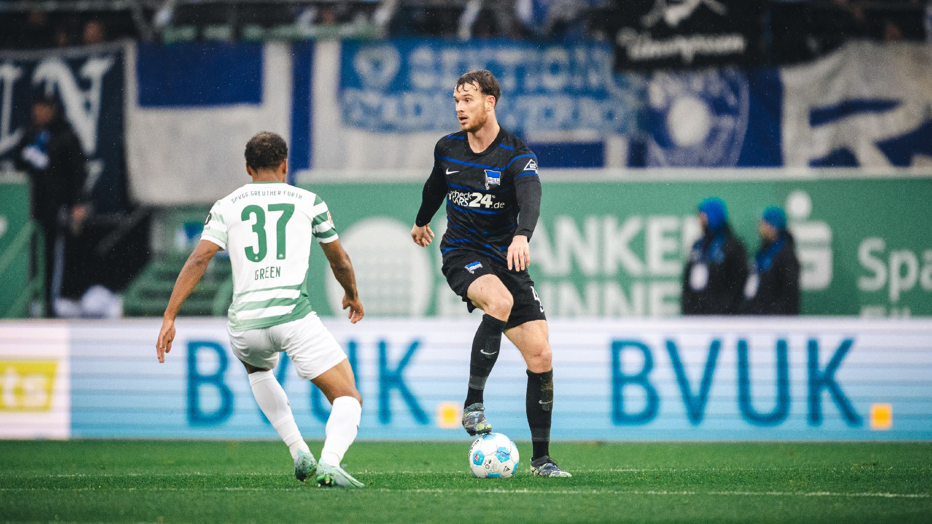 Pascal Klemens spielt den Ball.