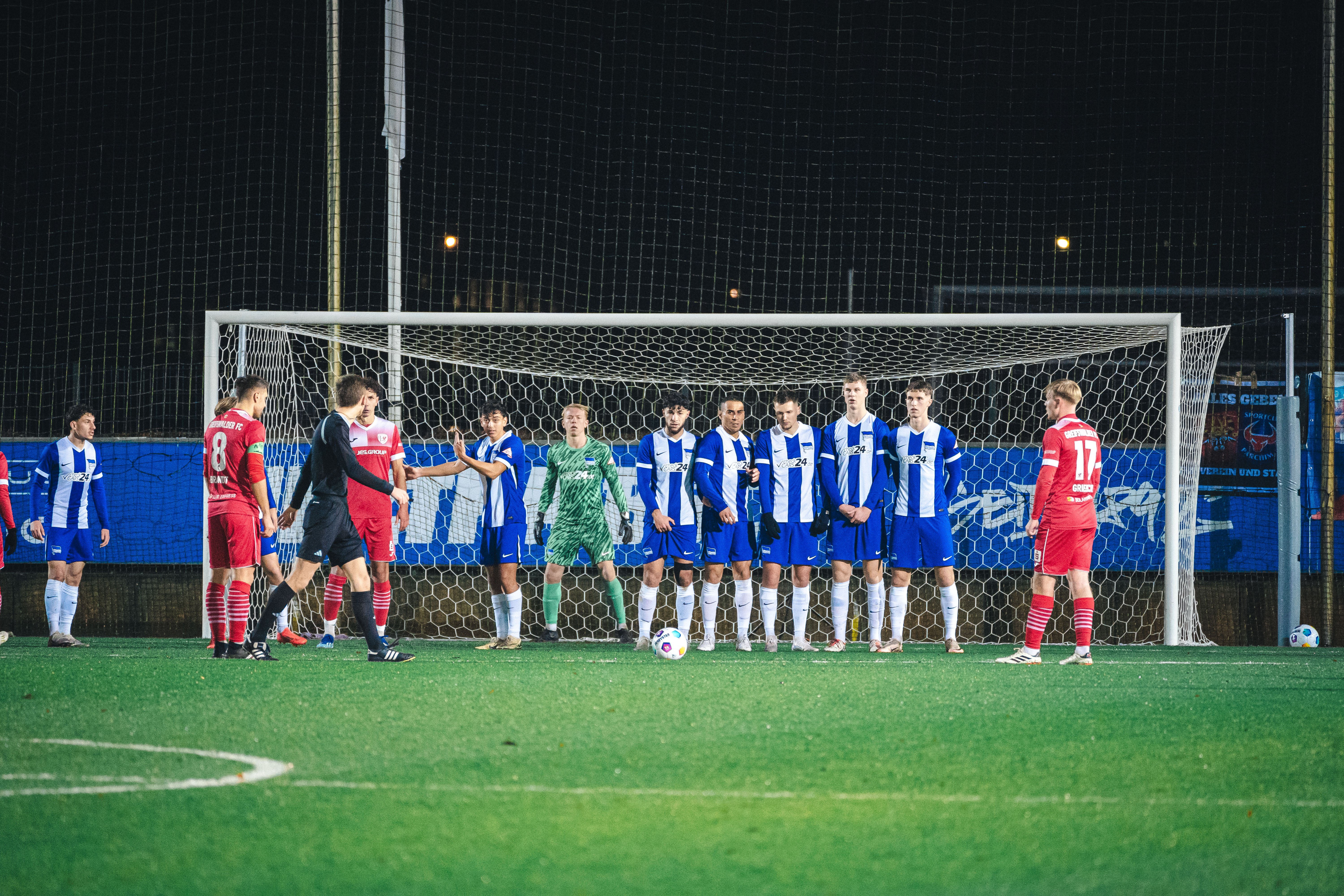 Die Mauer der U23 steht bereit.