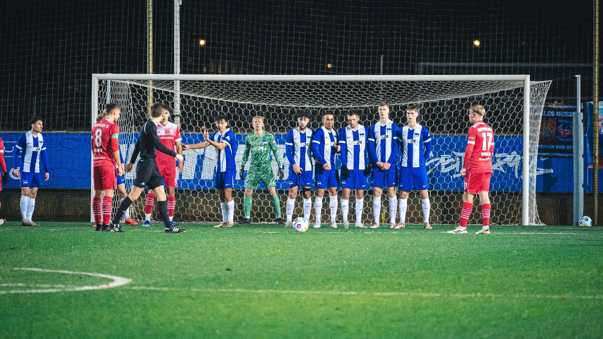 Die Mauer der U23 steht bereit.