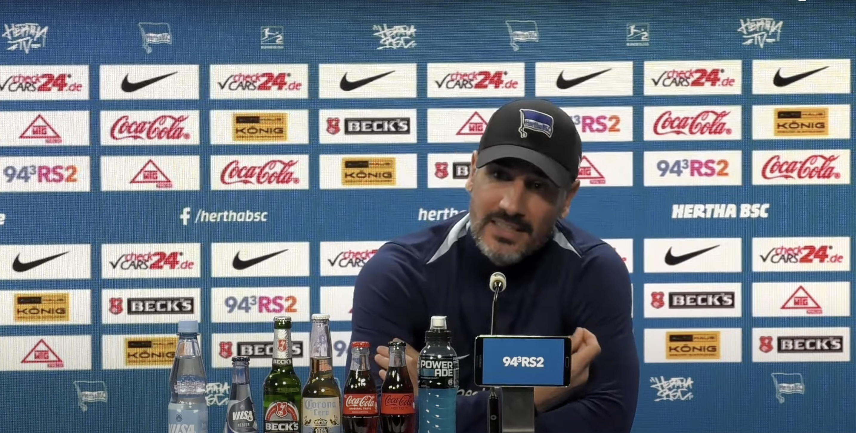 Cristian Fiél auf dem Podium bei der Pressekonferenz.