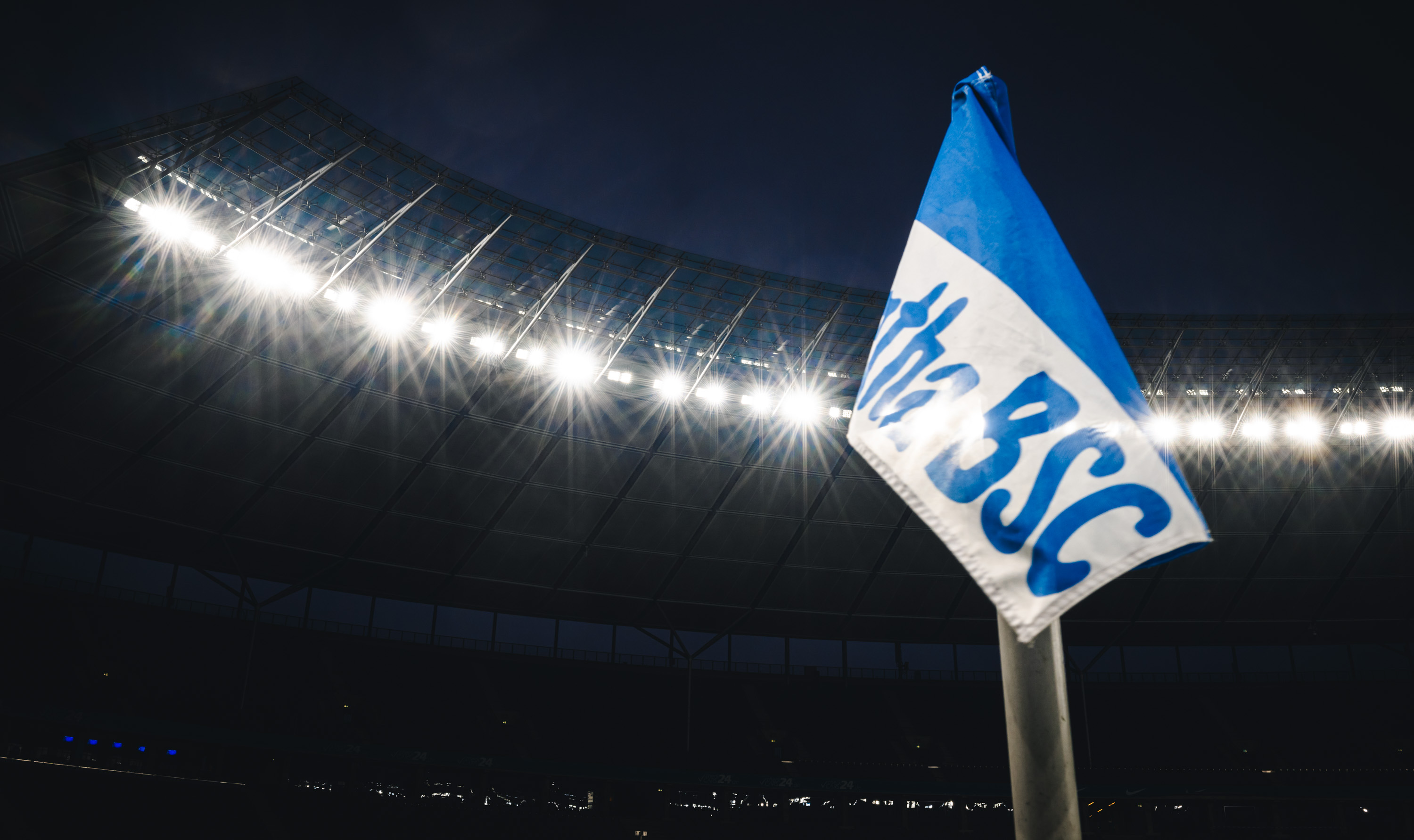 Die Eckfahne im Olympiastadion bei Flutlicht.