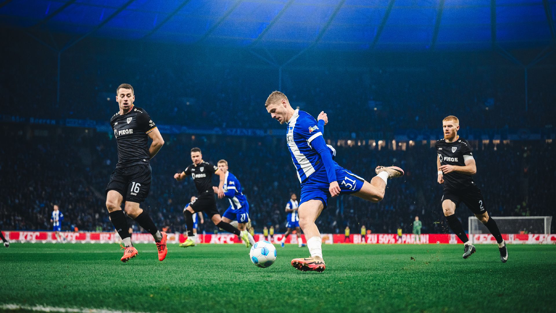 Márton Dárdai spielt den Ball.