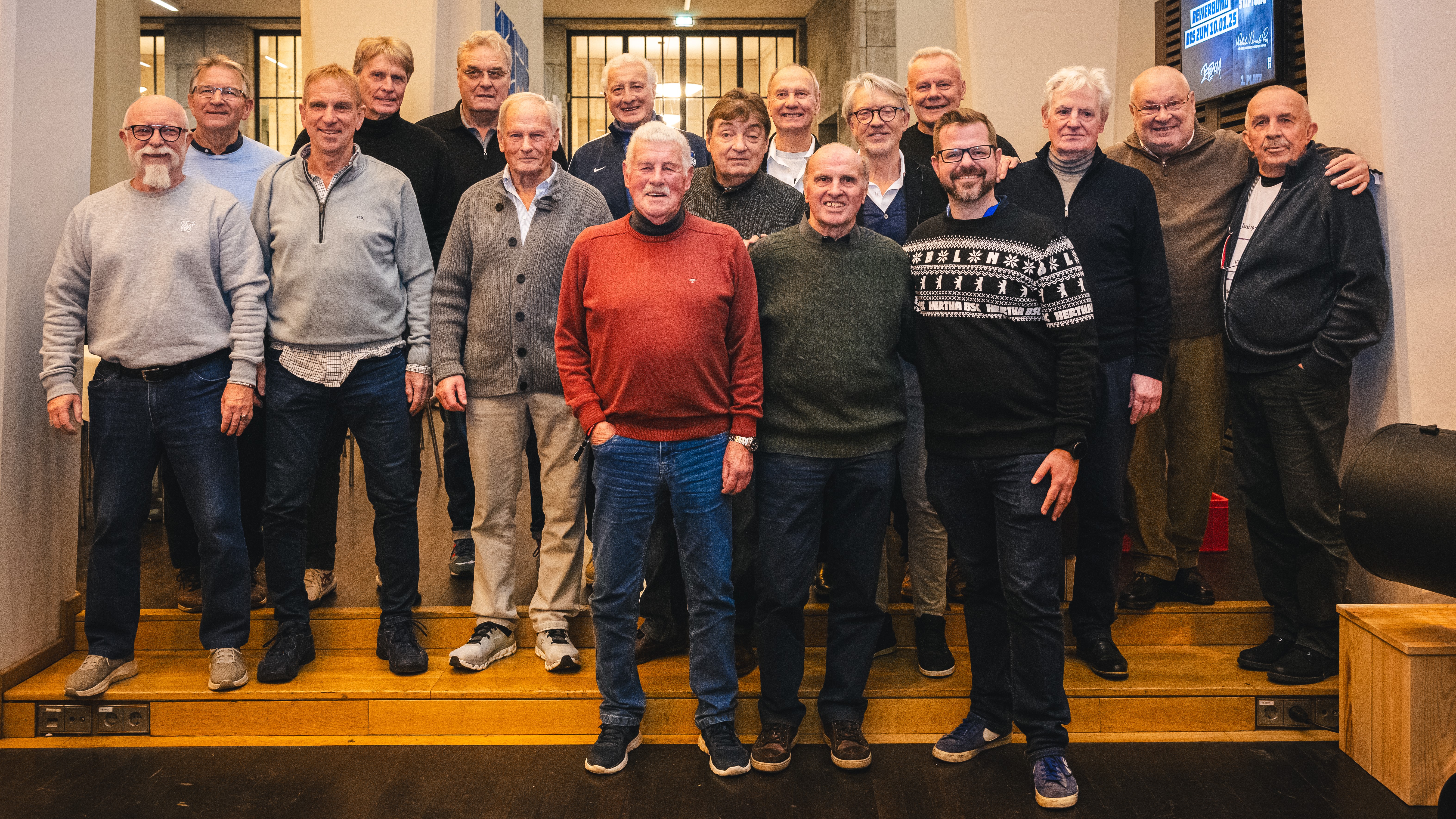 Gemeinsames Gruppenbild: Jürgen Diefenbach, Manfred Wittke, Jürgen Schulz, Wolfgang Sidka, Uwe Kliemann, Kurt-Peter Bentin (Physiotherapeut), Nello Di Martino (Zeugwart), Gino Ferrin, Frank Hanisch, Gerd Schwidrowski, Erich Beer, Detlev Szymanek, Michael Sziedat, Fabian Drescher, Jürgen Rumor, Joachim Thiel und Wolfgang Mulack.