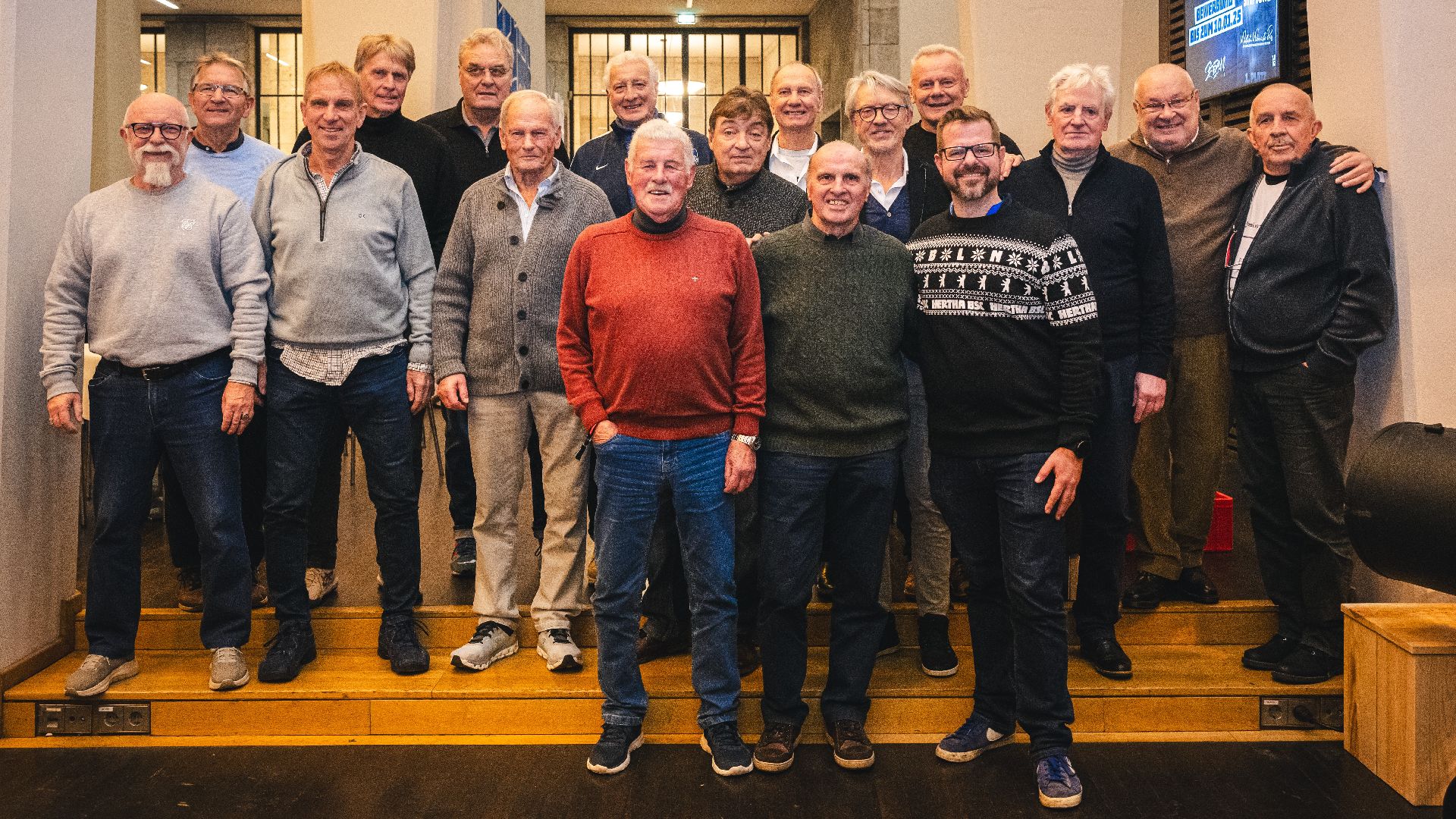 Gemeinsames Gruppenbild: Jürgen Diefenbach, Manfred Wittke, Jürgen Schulz, Wolfgang Sidka, Uwe Kliemann, Kurt-Peter Bentin (Physiotherapeut), Nello Di Martino (Zeugwart), Gino Ferrin, Frank Hanisch, Gerd Schwidrowski, Erich Beer, Detlev Szymanek, Michael Sziedat, Fabian Drescher, Jürgen Rumor, Joachim Thiel und Wolfgang Mulack.