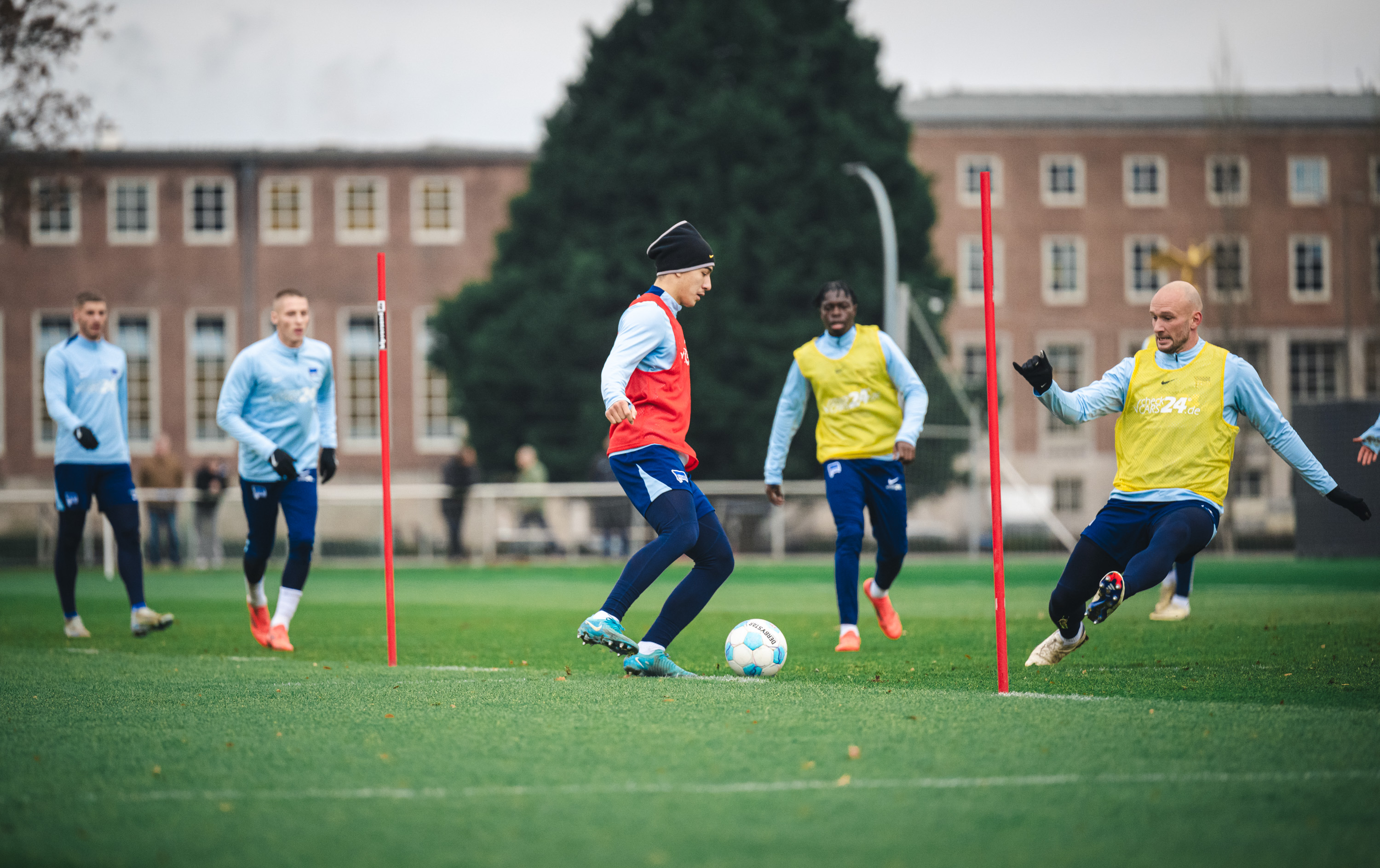 Toni Leistner im Trainingszweikampf mit Ibo Maza.