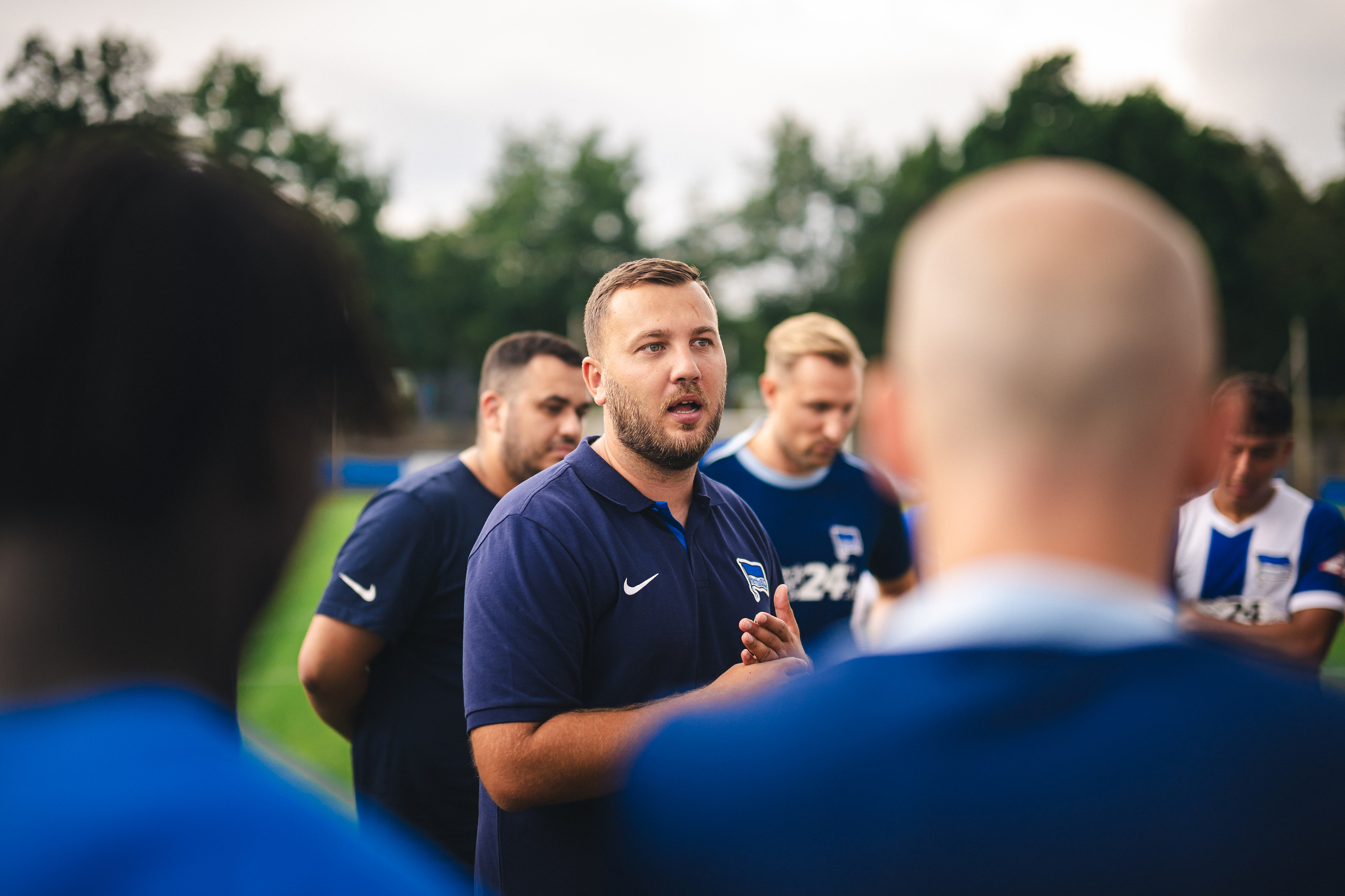 Rejhan Hasanović spricht zu seiner Mannschaft.