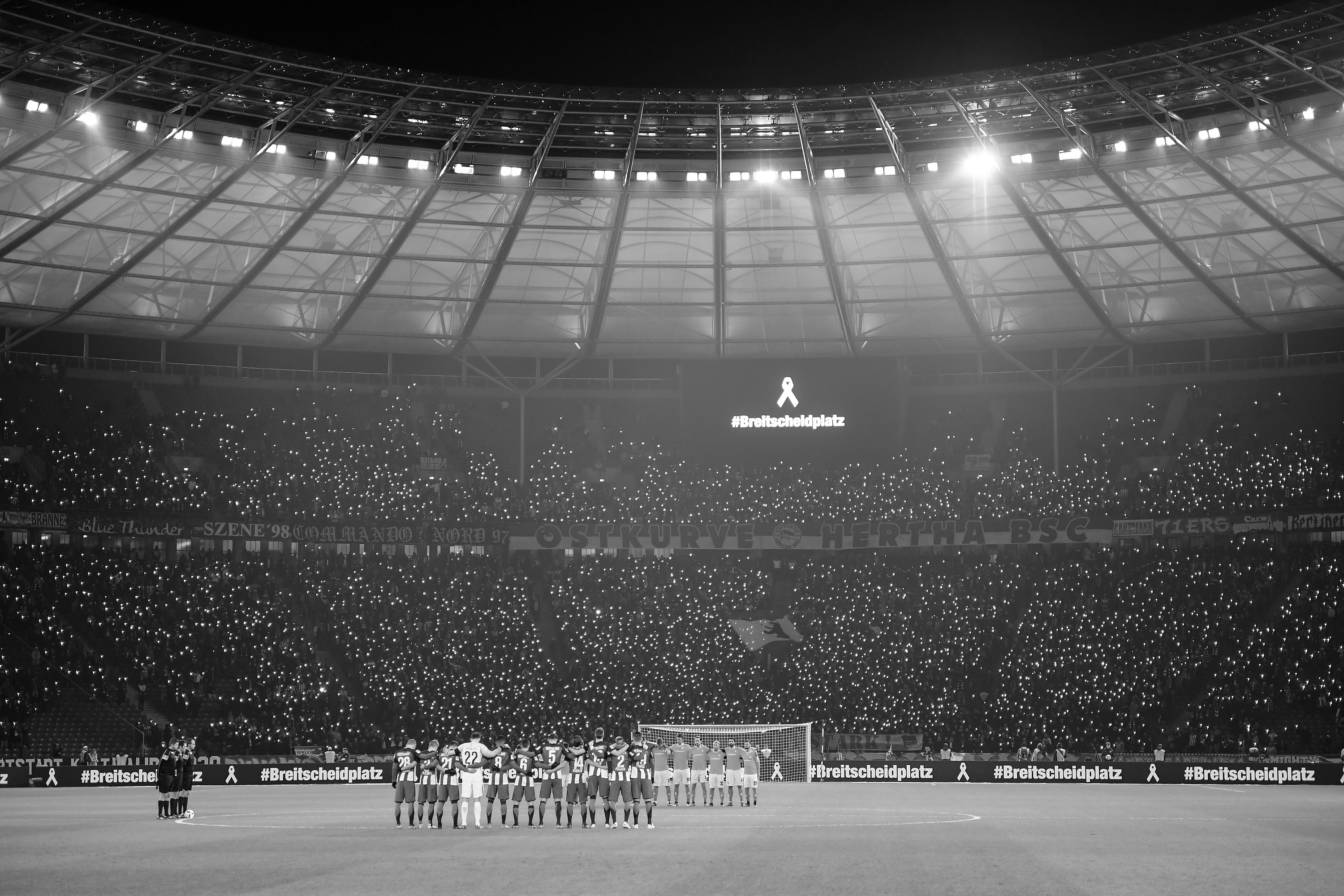 Das Olympiastadion während der Schweigeminute für die Opfer des Anschlags auf den Breitscheidplatz.