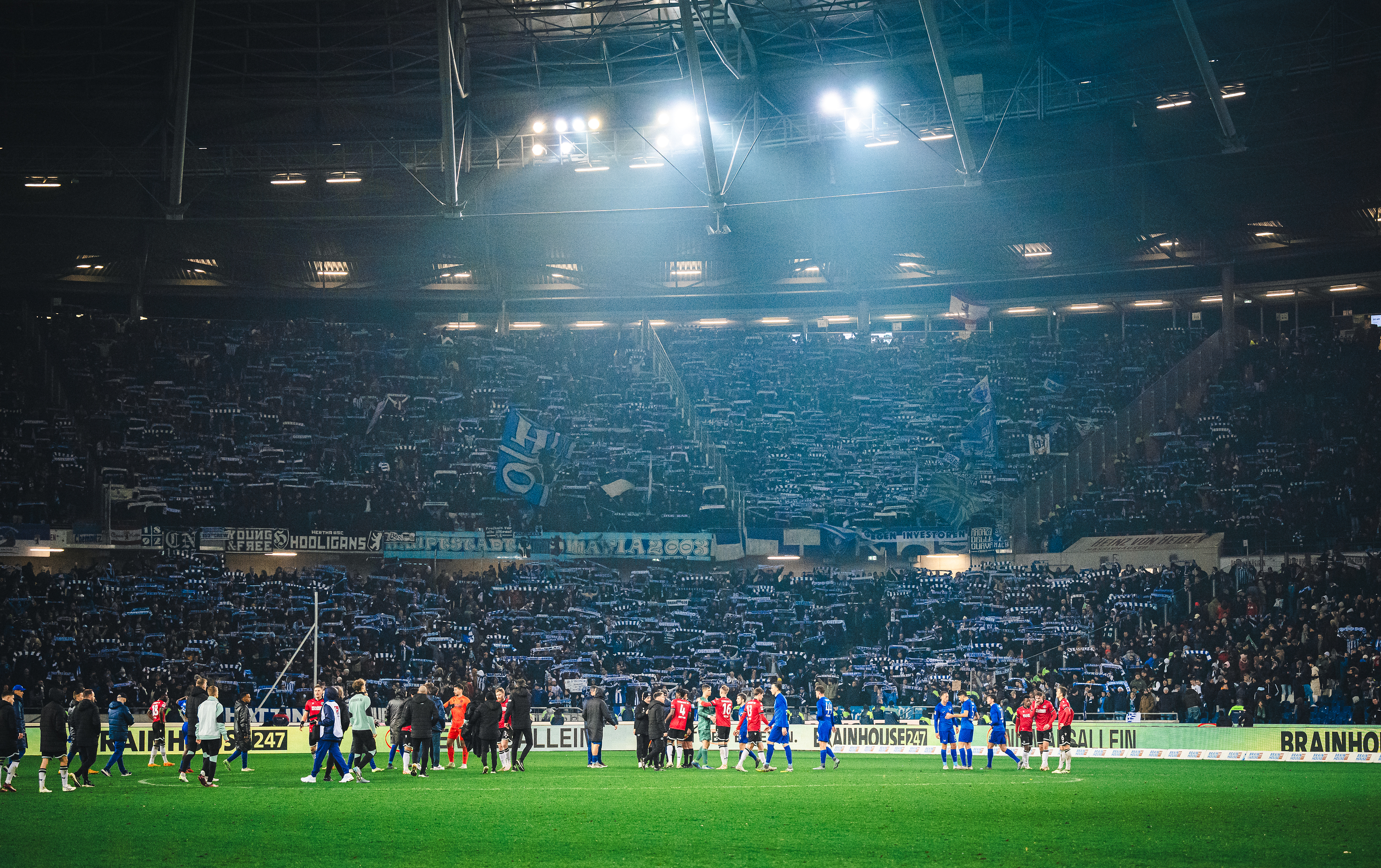 Blick auf den Gästeblock des Niedersachsenstadions voller Herthafans.